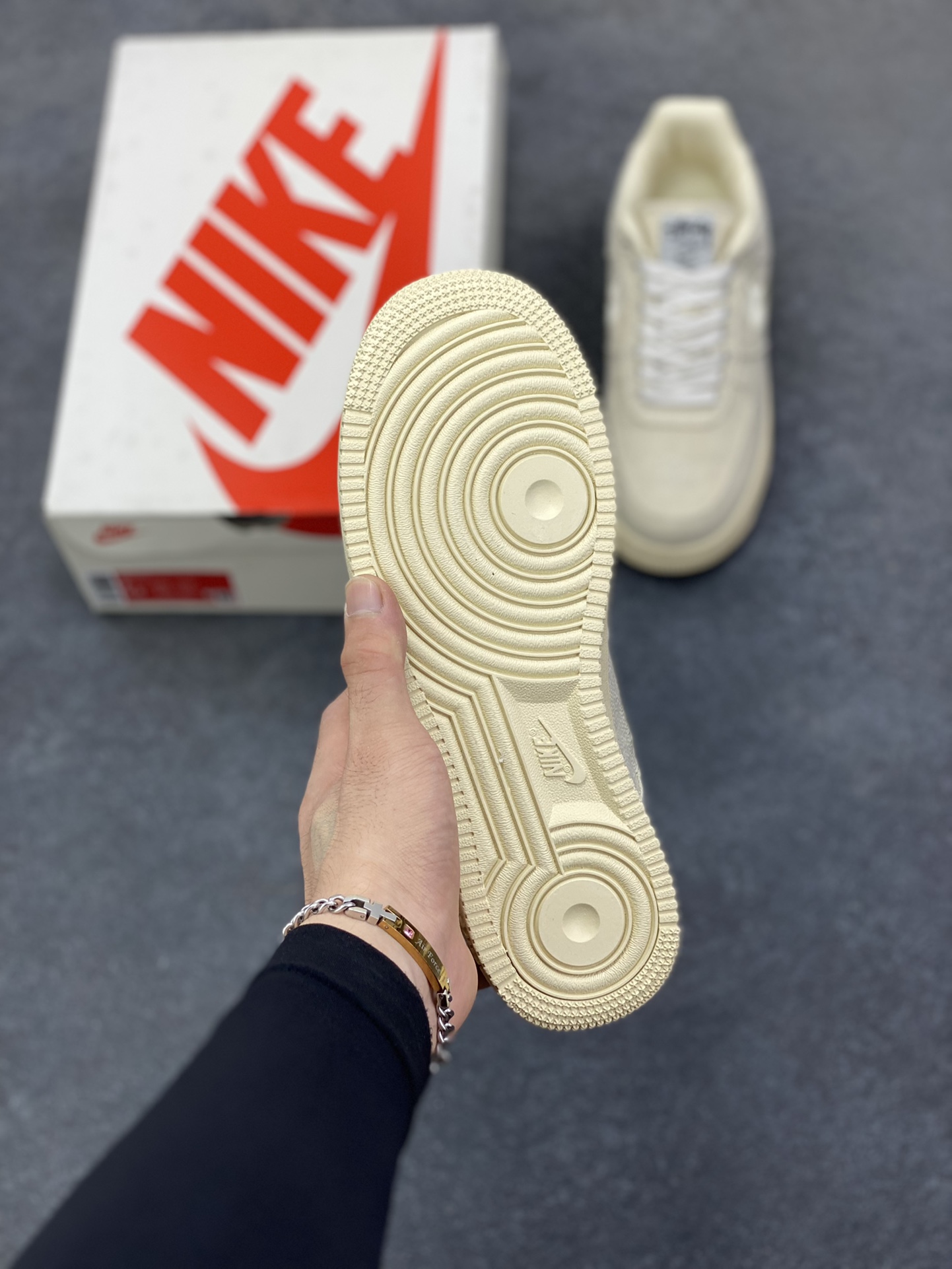 图片[5]-福利特价 ##Stussy x Air Force 1 \’07 \”Black Cool\” 斯图西联名空军 “米白麻布电绣钩子”原楦原纸版开发数据#同源670码克全工艺棉麻布,细腻搅织面料#中底背胶技术及全新开发EVA鞋垫 内置全掌air sole气垫 奢华质感显而易见 货号：CZ9084-200 尺码：36 36.5 37.5 38 38.5 39 40 40.5 41 42 42.5 43 44 44.5 45-选品中心