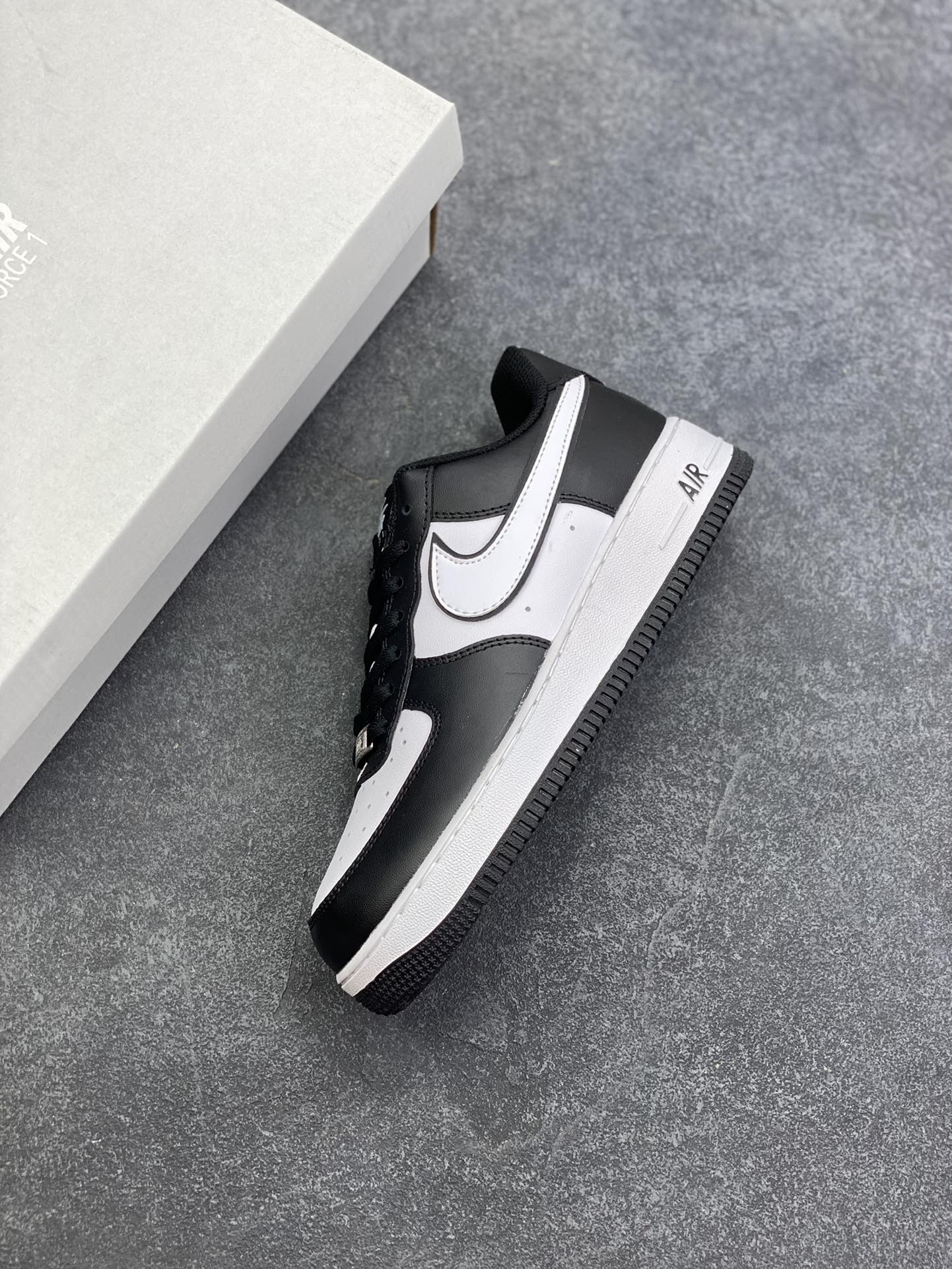 图片[7]-福利特价 Air Force 1 Nike Low 二代白黑熊猫 原楦头原纸板 打造纯正空军版型 专注外贸渠道 全掌内置蜂窝气垫 #原盒配件 原厂中底钢印、拉帮完美 货号：DV0788-001 尺码：36 36.5 37.5 38 38.5 39 40 40.5 41 42 42.5 43 44 44.5 45-选品中心