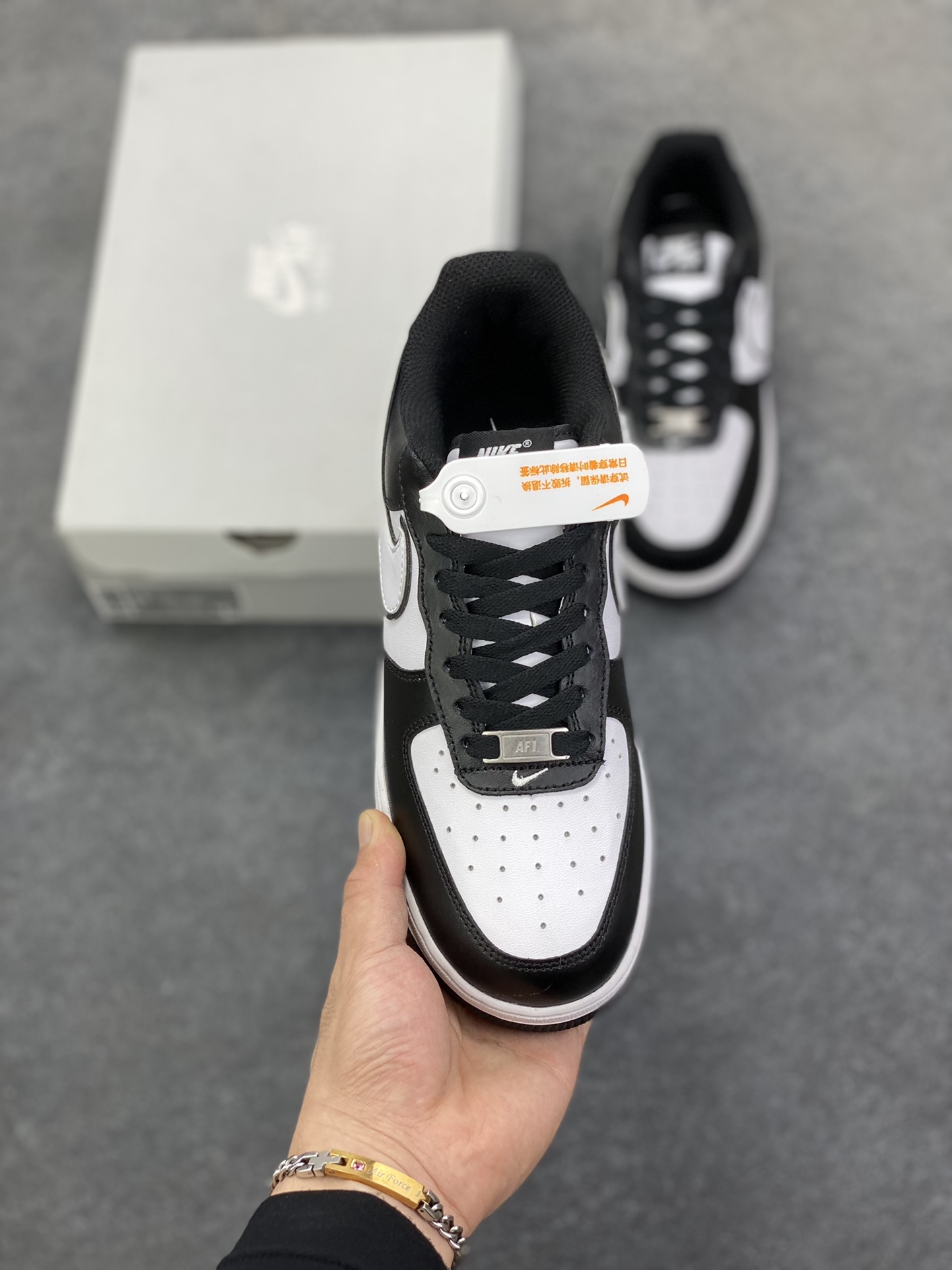 图片[2]-福利特价 Air Force 1 Nike Low 二代白黑熊猫 原楦头原纸板 打造纯正空军版型 专注外贸渠道 全掌内置蜂窝气垫 #原盒配件 原厂中底钢印、拉帮完美 货号：DV0788-001 尺码：36 36.5 37.5 38 38.5 39 40 40.5 41 42 42.5 43 44 44.5 45-选品中心