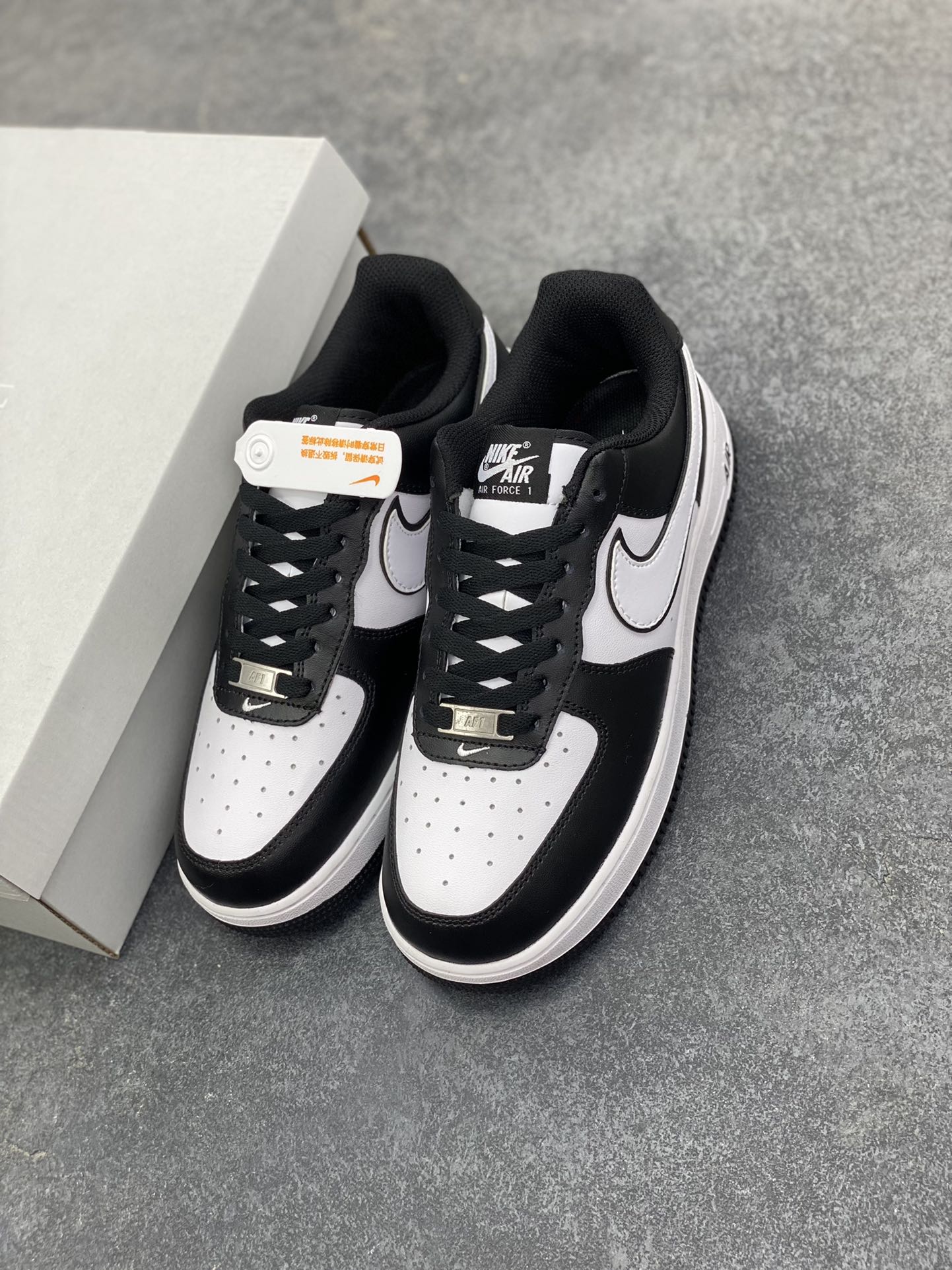 图片[8]-福利特价 Air Force 1 Nike Low 二代白黑熊猫 原楦头原纸板 打造纯正空军版型 专注外贸渠道 全掌内置蜂窝气垫 #原盒配件 原厂中底钢印、拉帮完美 货号：DV0788-001 尺码：36 36.5 37.5 38 38.5 39 40 40.5 41 42 42.5 43 44 44.5 45-选品中心