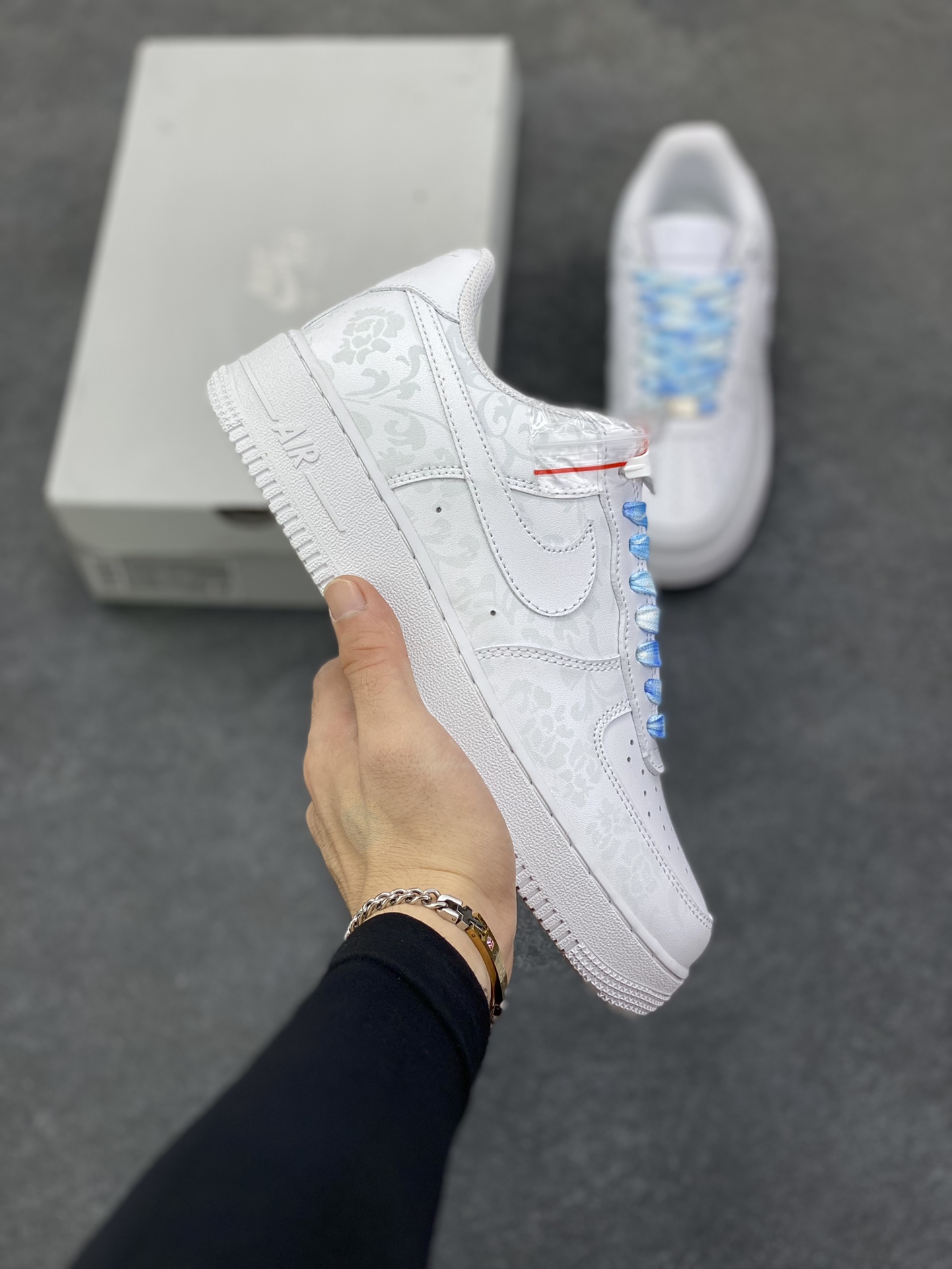 福利特价 Air Force 1 Nike Low 青花瓷 原楦头原纸板 打造纯正空军版型 专注外贸渠道 全掌内置蜂窝气垫 #原盒配件 原厂中底钢印、拉帮完美 货号：CW2288-111 尺码：36 36.5 37.5 38 38.5 39 40 40.5 41 42 42.5 43 44 44.5 45-选品中心