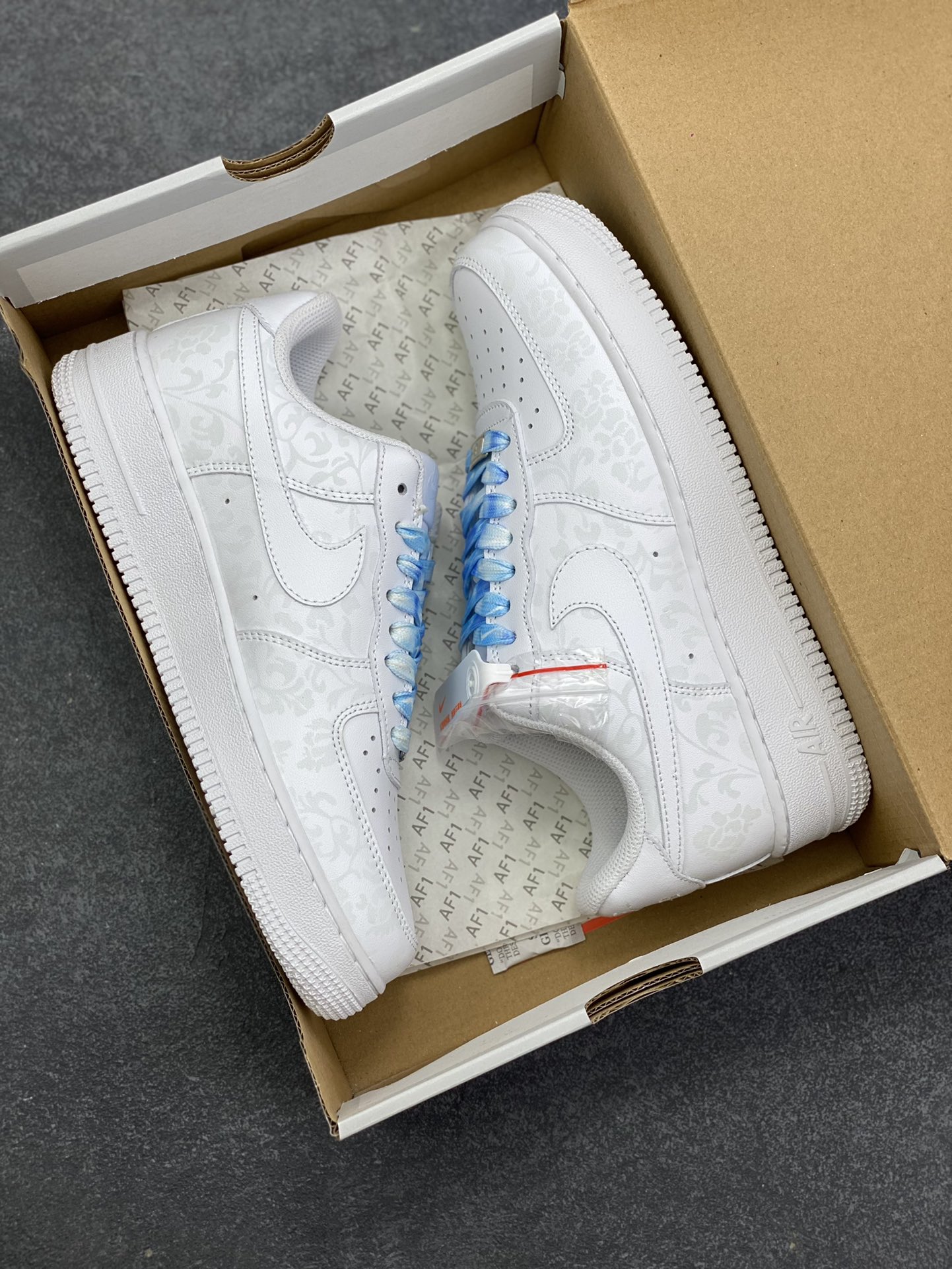 图片[9]-福利特价 Air Force 1 Nike Low 青花瓷 原楦头原纸板 打造纯正空军版型 专注外贸渠道 全掌内置蜂窝气垫 #原盒配件 原厂中底钢印、拉帮完美 货号：CW2288-111 尺码：36 36.5 37.5 38 38.5 39 40 40.5 41 42 42.5 43 44 44.5 45-选品中心