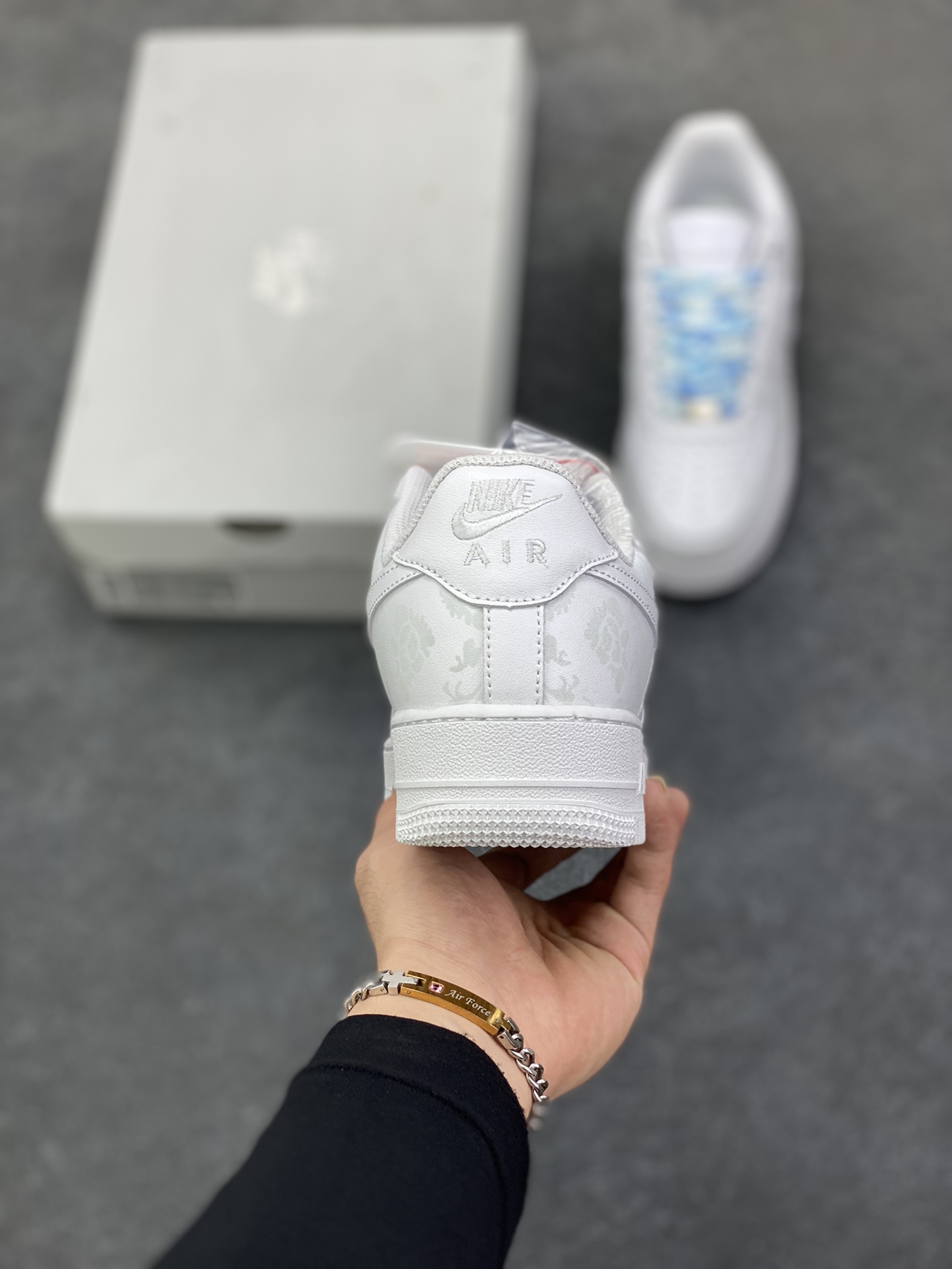 图片[4]-福利特价 Air Force 1 Nike Low 青花瓷 原楦头原纸板 打造纯正空军版型 专注外贸渠道 全掌内置蜂窝气垫 #原盒配件 原厂中底钢印、拉帮完美 货号：CW2288-111 尺码：36 36.5 37.5 38 38.5 39 40 40.5 41 42 42.5 43 44 44.5 45-选品中心