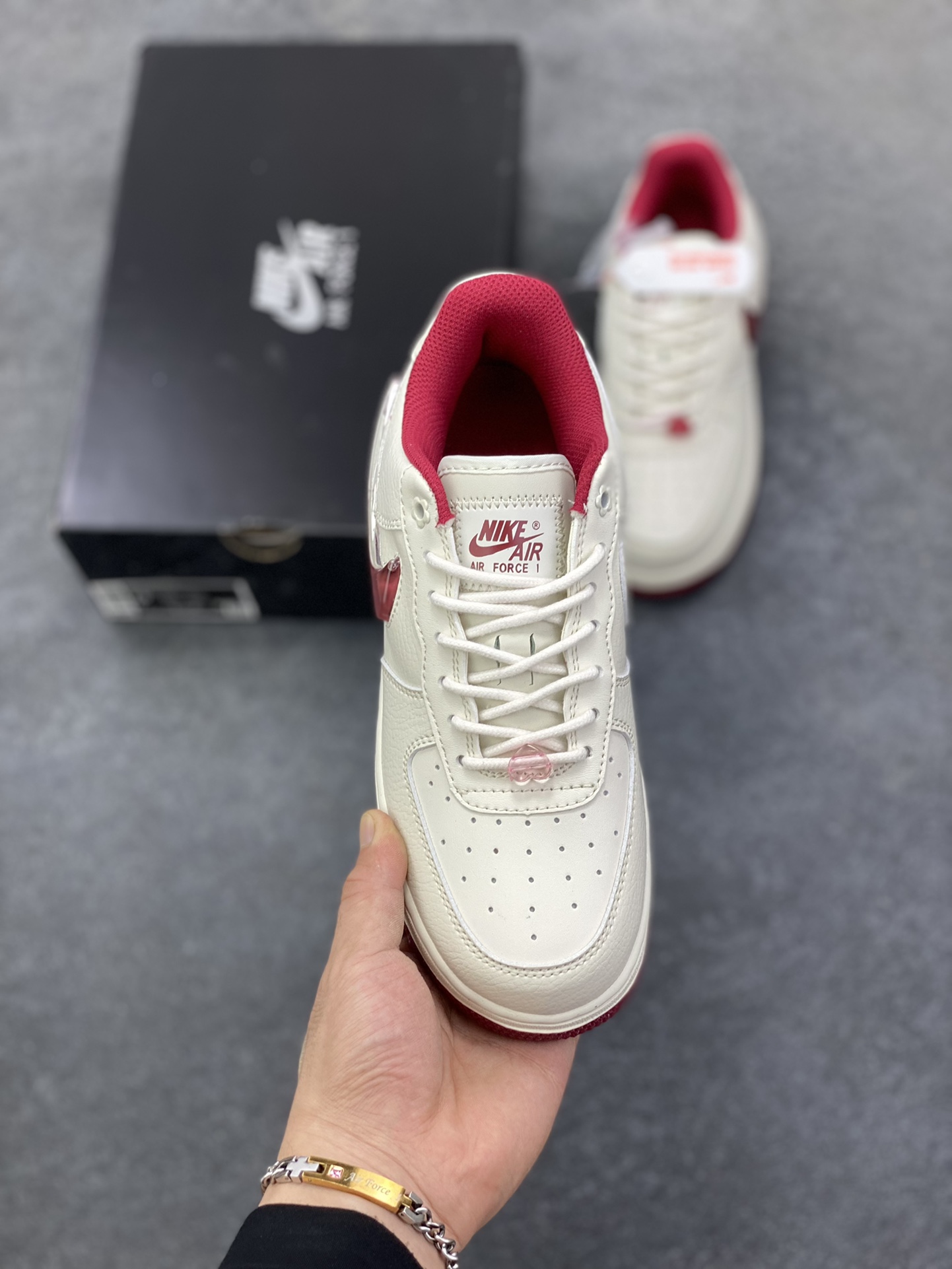 图片[2]-福利特价 Air Force 1 Nike Low 情人节 原楦头原纸板 打造纯正空军版型 专注外贸渠道 全掌内置蜂窝气垫 #原盒配件 原厂中底钢印、拉帮完美 货号：FZ5068-161 尺码：36 36.5 37.5 38 38.5 39 40 40.5 41 42 42.5 43 44 44.5 45-选品中心