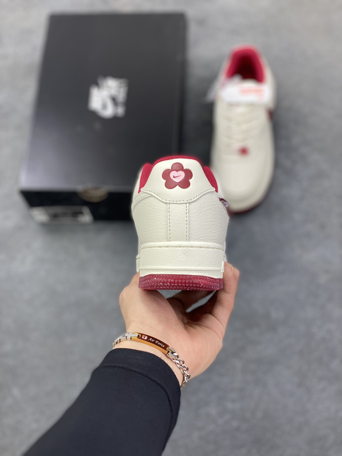 图片[4]-福利特价 Air Force 1 Nike Low 情人节 原楦头原纸板 打造纯正空军版型 专注外贸渠道 全掌内置蜂窝气垫 #原盒配件 原厂中底钢印、拉帮完美 货号：FZ5068-161 尺码：36 36.5 37.5 38 38.5 39 40 40.5 41 42 42.5 43 44 44.5 45-选品中心