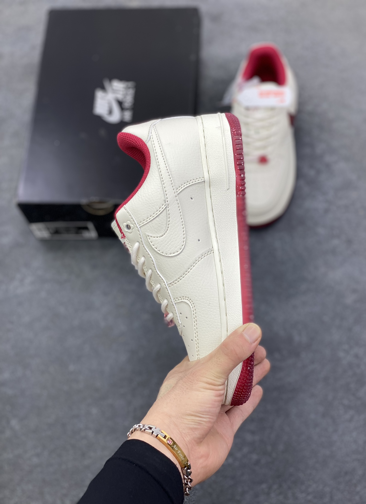 图片[3]-福利特价 Air Force 1 Nike Low 情人节 原楦头原纸板 打造纯正空军版型 专注外贸渠道 全掌内置蜂窝气垫 #原盒配件 原厂中底钢印、拉帮完美 货号：FZ5068-161 尺码：36 36.5 37.5 38 38.5 39 40 40.5 41 42 42.5 43 44 44.5 45-选品中心