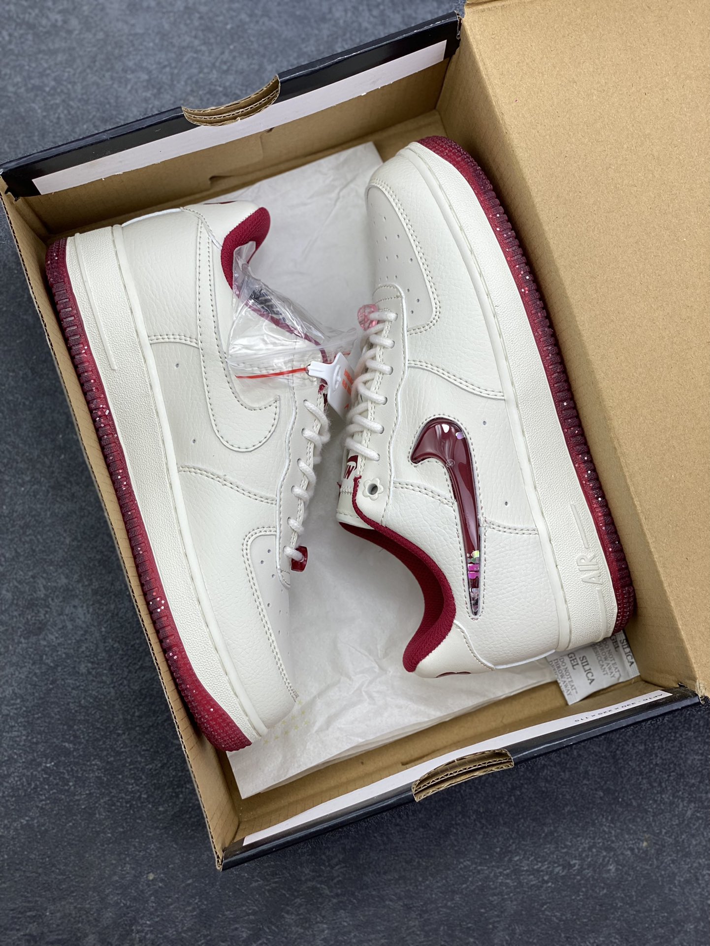 图片[9]-福利特价 Air Force 1 Nike Low 情人节 原楦头原纸板 打造纯正空军版型 专注外贸渠道 全掌内置蜂窝气垫 #原盒配件 原厂中底钢印、拉帮完美 货号：FZ5068-161 尺码：36 36.5 37.5 38 38.5 39 40 40.5 41 42 42.5 43 44 44.5 45-选品中心