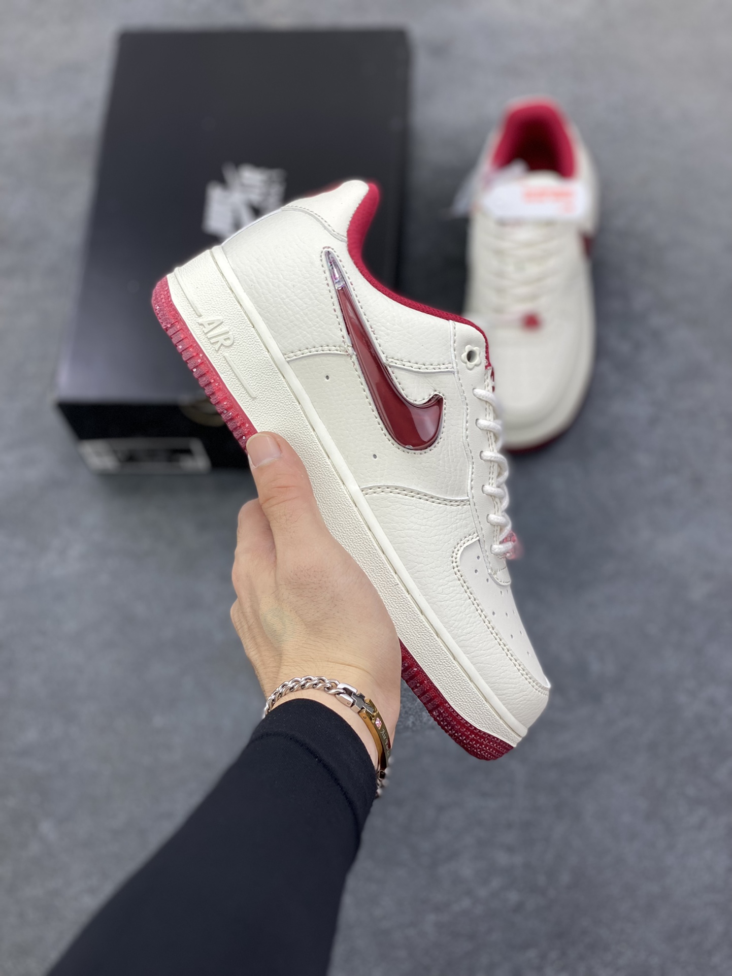 福利特价 Air Force 1 Nike Low 情人节 原楦头原纸板 打造纯正空军版型 专注外贸渠道 全掌内置蜂窝气垫 #原盒配件 原厂中底钢印、拉帮完美 货号：FZ5068-161 尺码：36 36.5 37.5 38 38.5 39 40 40.5 41 42 42.5 43 44 44.5 45-选品中心