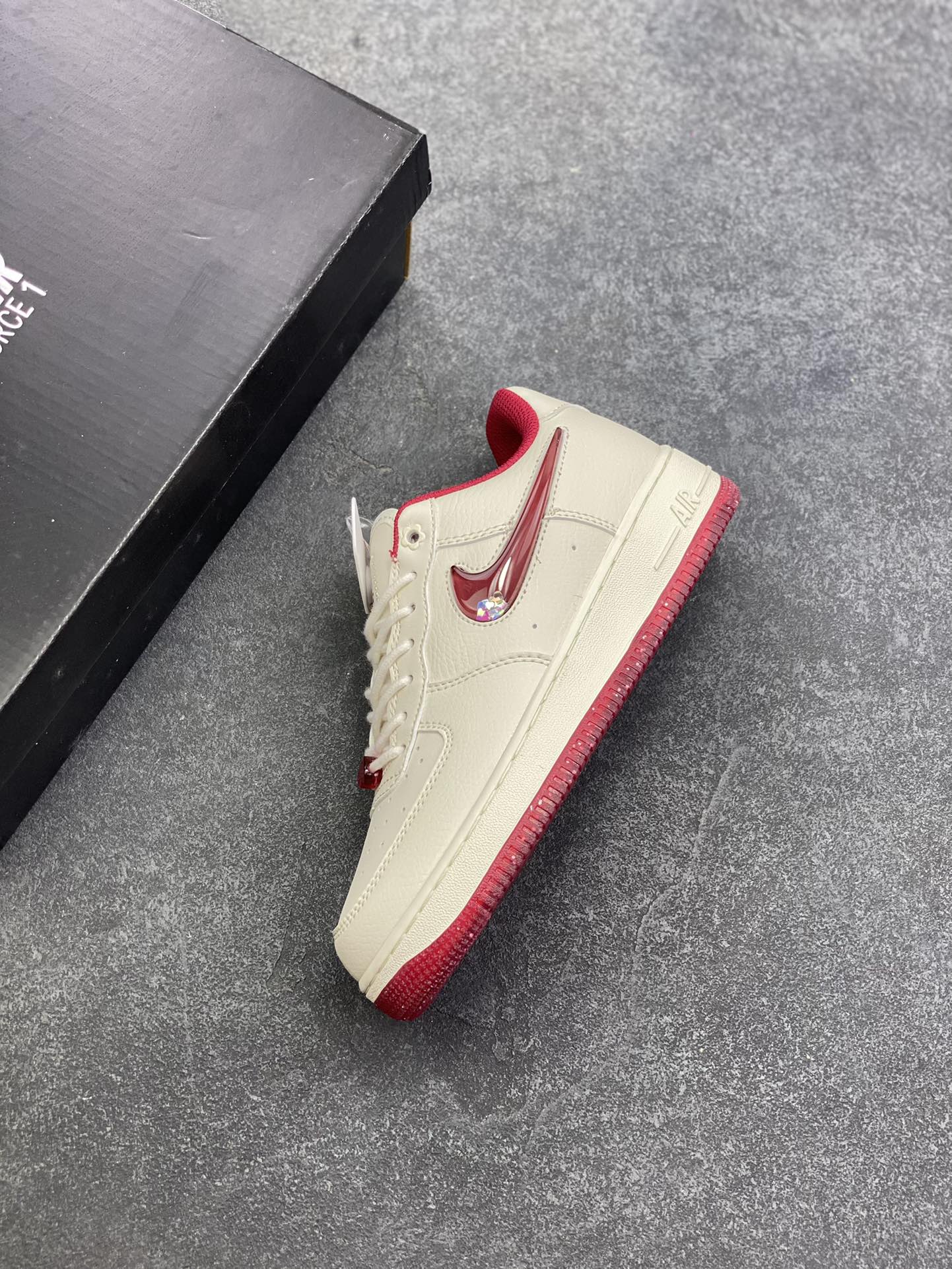 图片[7]-福利特价 Air Force 1 Nike Low 情人节 原楦头原纸板 打造纯正空军版型 专注外贸渠道 全掌内置蜂窝气垫 #原盒配件 原厂中底钢印、拉帮完美 货号：FZ5068-161 尺码：36 36.5 37.5 38 38.5 39 40 40.5 41 42 42.5 43 44 44.5 45-选品中心