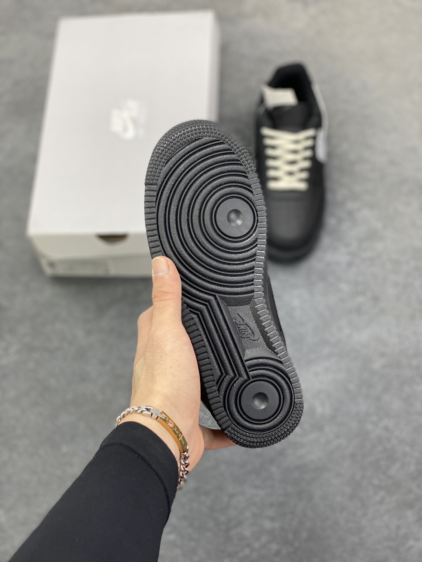 图片[5]-福利特价 Nike Air Force 1 Low KAWS联名 空军一号低帮运动休闲板鞋 原楦头原纸板 打造纯正空军版型 专注外贸渠道 全掌内置蜂窝气垫 原盒配件 原厂中底钢印、拉帮完美 货号：CW2288-008 尺码：36 36.5 37.5 38 38.5 39 40 40.5 41 42 42.5 43 44 44.5 45-选品中心