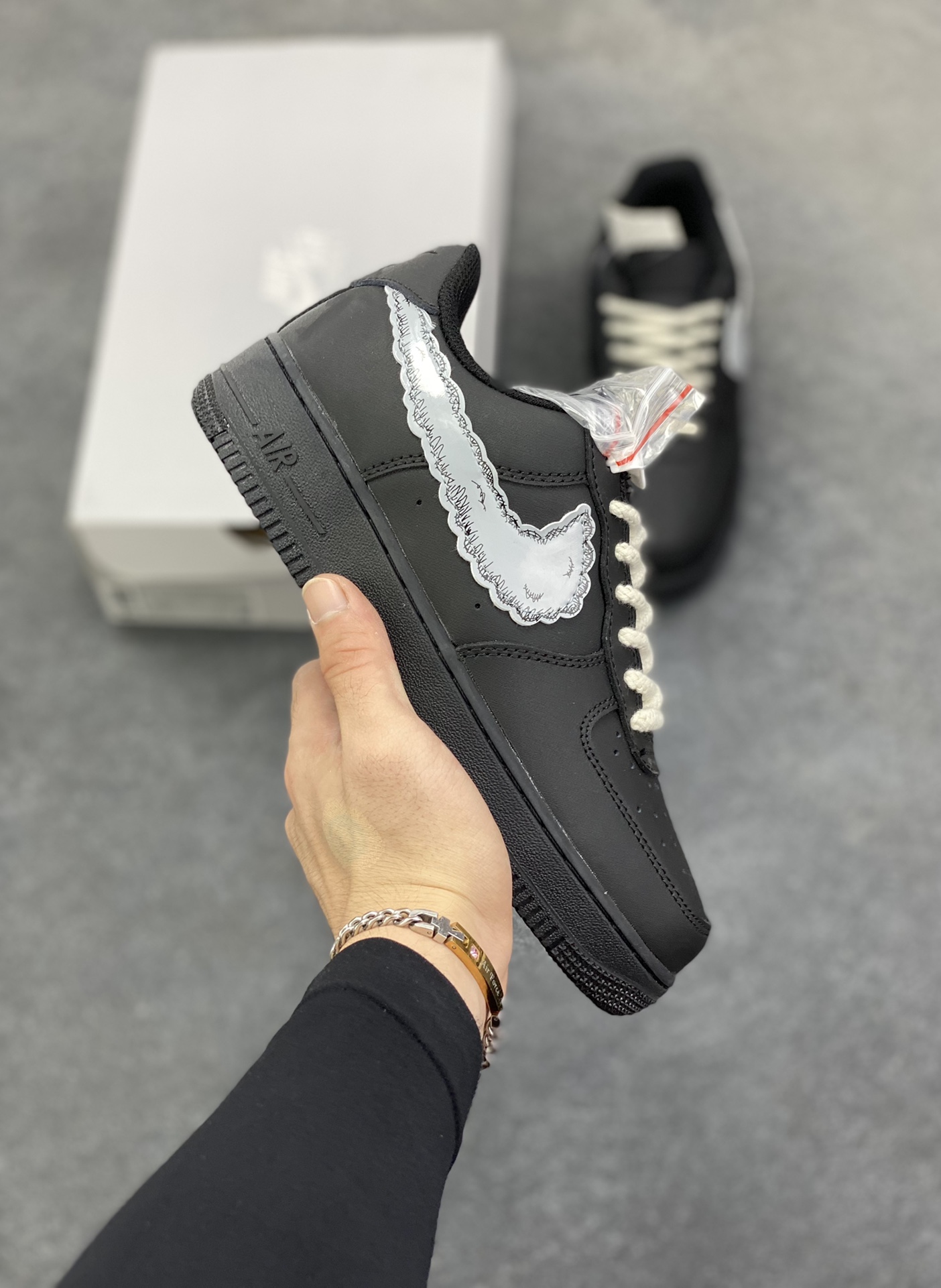 福利特价 Nike Air Force 1 Low KAWS联名 空军一号低帮运动休闲板鞋 原楦头原纸板 打造纯正空军版型 专注外贸渠道 全掌内置蜂窝气垫 原盒配件 原厂中底钢印、拉帮完美 货号：CW2288-008 尺码：36 36.5 37.5 38 38.5 39 40 40.5 41 42 42.5 43 44 44.5 45-选品中心