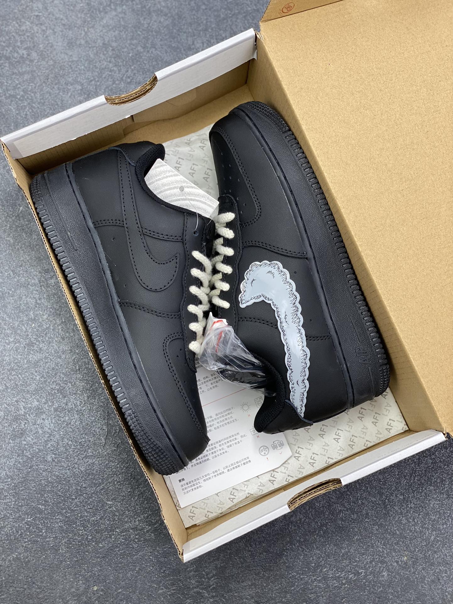 图片[9]-福利特价 Nike Air Force 1 Low KAWS联名 空军一号低帮运动休闲板鞋 原楦头原纸板 打造纯正空军版型 专注外贸渠道 全掌内置蜂窝气垫 原盒配件 原厂中底钢印、拉帮完美 货号：CW2288-008 尺码：36 36.5 37.5 38 38.5 39 40 40.5 41 42 42.5 43 44 44.5 45-选品中心