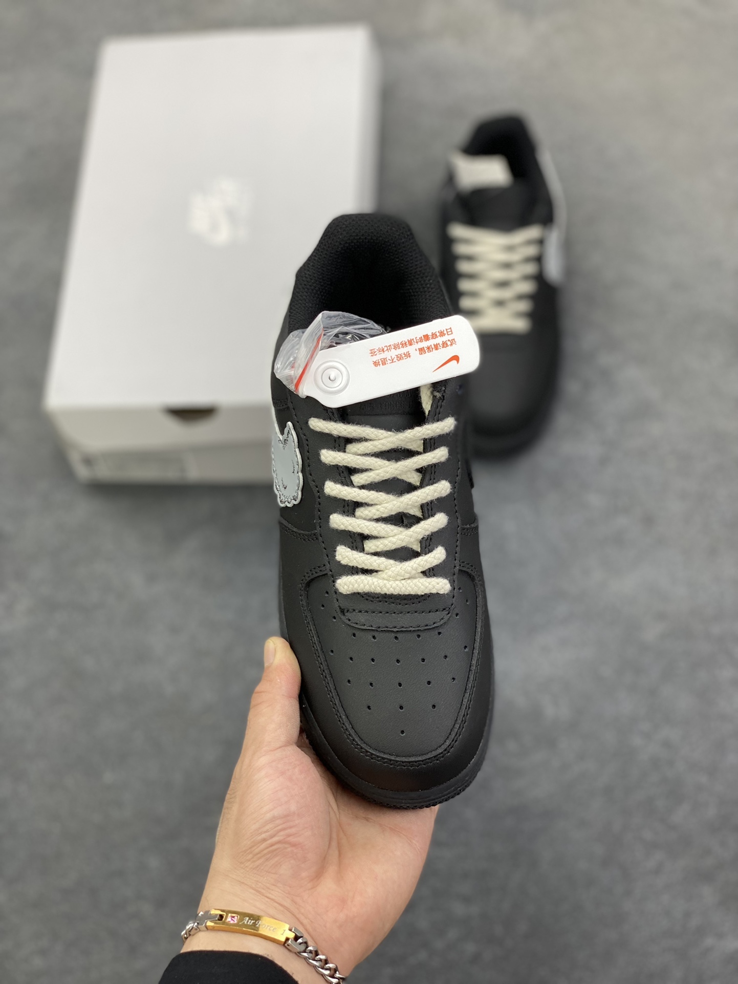 图片[2]-福利特价 Nike Air Force 1 Low KAWS联名 空军一号低帮运动休闲板鞋 原楦头原纸板 打造纯正空军版型 专注外贸渠道 全掌内置蜂窝气垫 原盒配件 原厂中底钢印、拉帮完美 货号：CW2288-008 尺码：36 36.5 37.5 38 38.5 39 40 40.5 41 42 42.5 43 44 44.5 45-选品中心