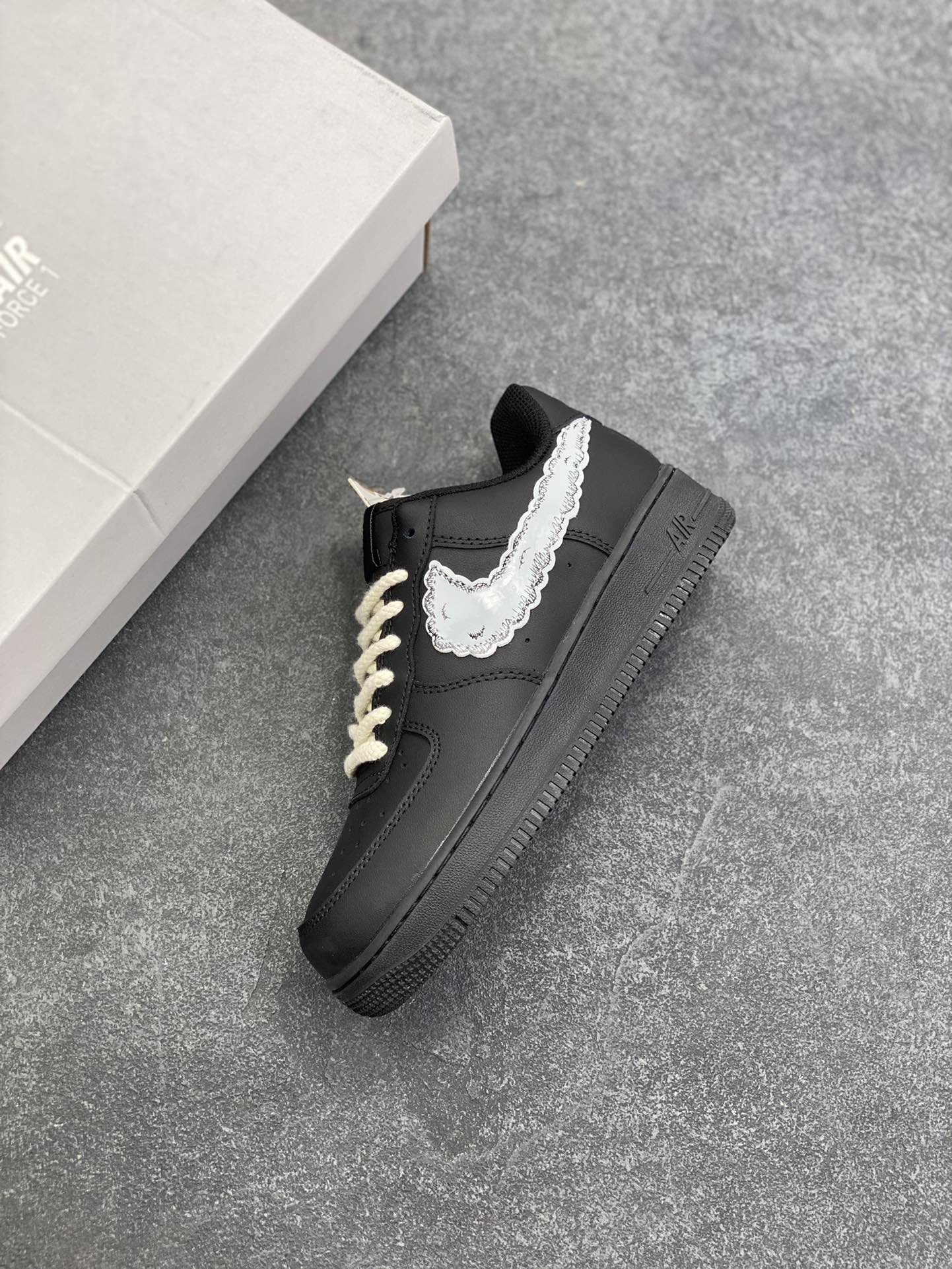 图片[7]-福利特价 Nike Air Force 1 Low KAWS联名 空军一号低帮运动休闲板鞋 原楦头原纸板 打造纯正空军版型 专注外贸渠道 全掌内置蜂窝气垫 原盒配件 原厂中底钢印、拉帮完美 货号：CW2288-008 尺码：36 36.5 37.5 38 38.5 39 40 40.5 41 42 42.5 43 44 44.5 45-选品中心