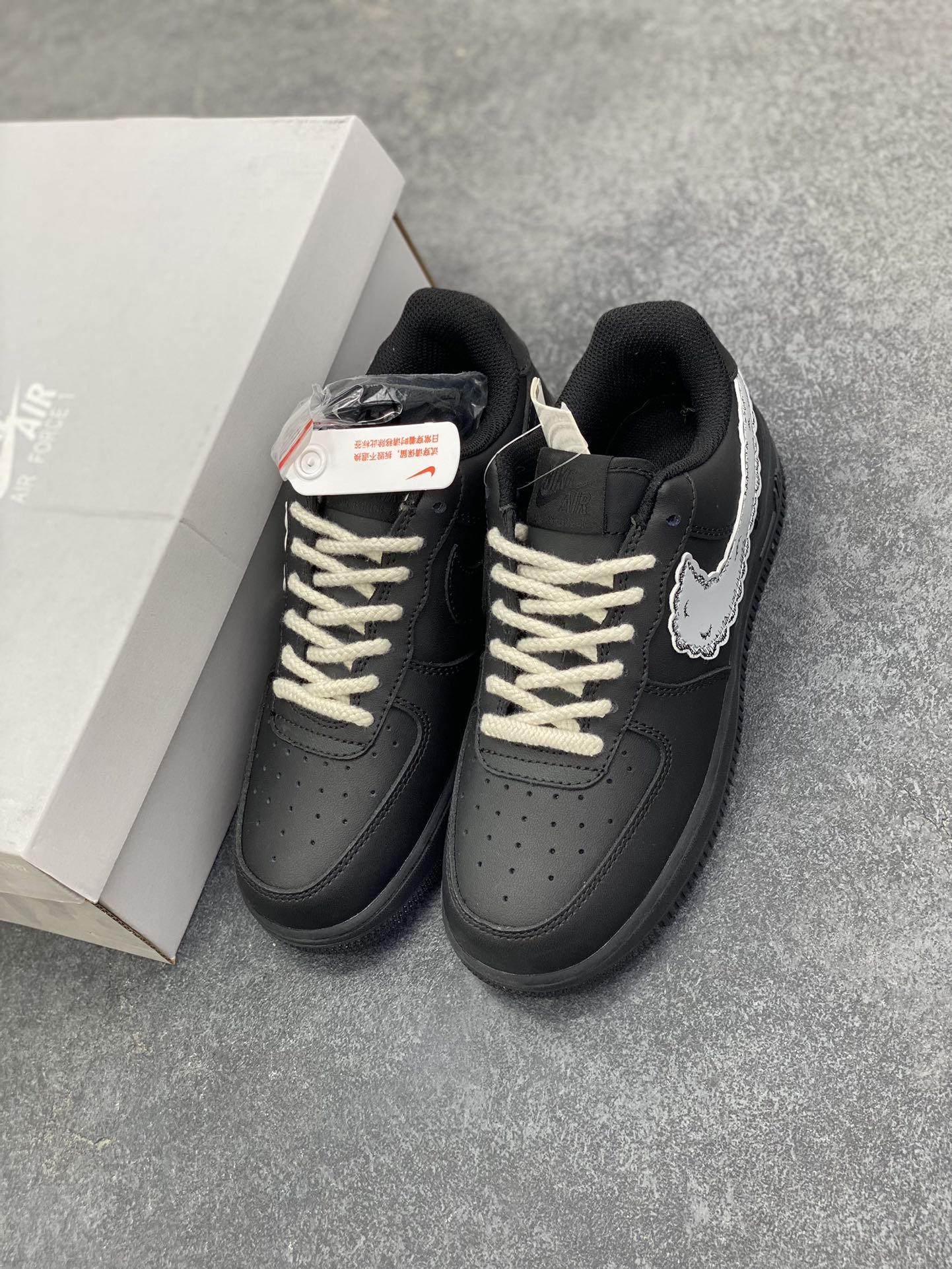 图片[8]-福利特价 Nike Air Force 1 Low KAWS联名 空军一号低帮运动休闲板鞋 原楦头原纸板 打造纯正空军版型 专注外贸渠道 全掌内置蜂窝气垫 原盒配件 原厂中底钢印、拉帮完美 货号：CW2288-008 尺码：36 36.5 37.5 38 38.5 39 40 40.5 41 42 42.5 43 44 44.5 45-选品中心