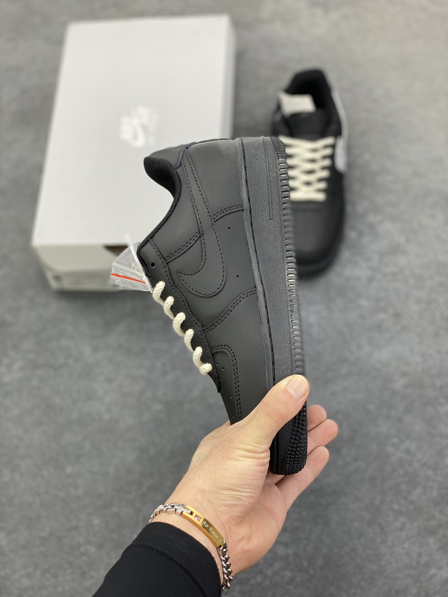 图片[3]-福利特价 Nike Air Force 1 Low KAWS联名 空军一号低帮运动休闲板鞋 原楦头原纸板 打造纯正空军版型 专注外贸渠道 全掌内置蜂窝气垫 原盒配件 原厂中底钢印、拉帮完美 货号：CW2288-008 尺码：36 36.5 37.5 38 38.5 39 40 40.5 41 42 42.5 43 44 44.5 45-选品中心