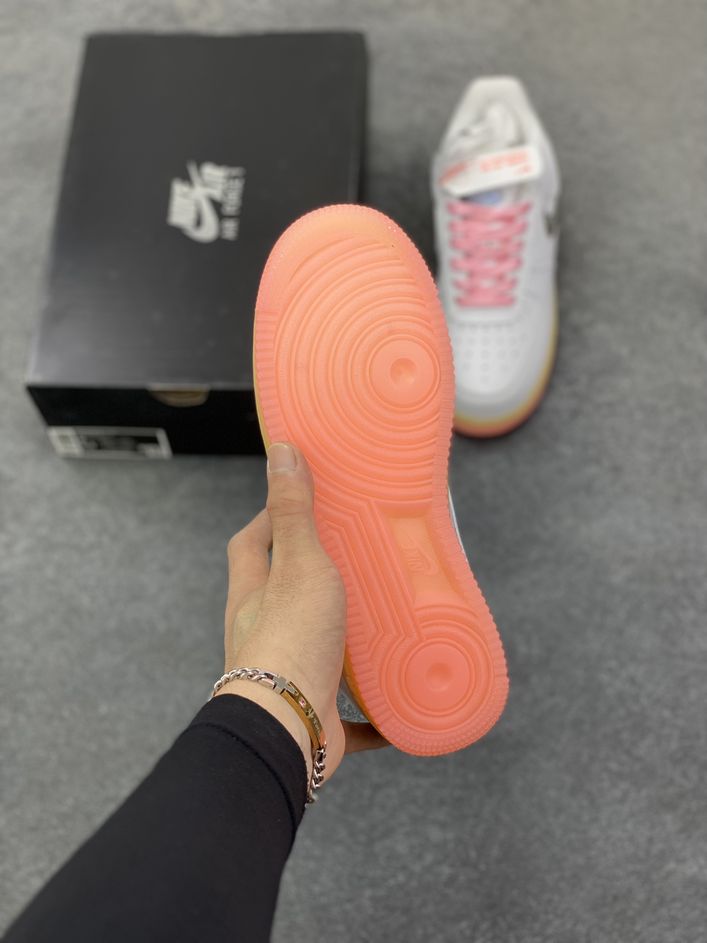 图片[5]-福利特价 Nk Air Force 1\’07 Low 镭射水晶 空军一号低帮休闲板鞋 原楦头原纸板 打造纯正空军版型#专注外贸渠道 全掌内置蜂窝气垫 #原盒配件 原厂中底钢印、拉帮完美 货号：FZ5741-191 尺码：36 36.5 37.5 38 38.5 39 40 40.5 41 42 42.5 43 44 44.5 45-选品中心