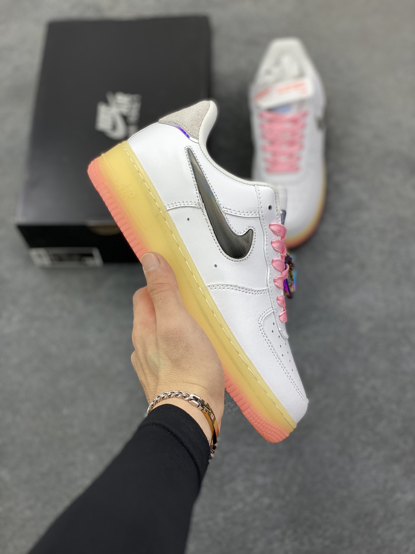 福利特价 Nk Air Force 1\'07 Low 镭射水晶 空军一号低帮休闲板鞋 原楦头原纸板 打造纯正空军版型#专注外贸渠道 全掌内置蜂窝气垫 #原盒配件 原厂中底钢印、拉帮完美 货号：FZ5741-191 尺码：36 36.5 37.5 38 38.5 39 40 40.5 41 42 42.5 43 44 44.5 45-选品中心