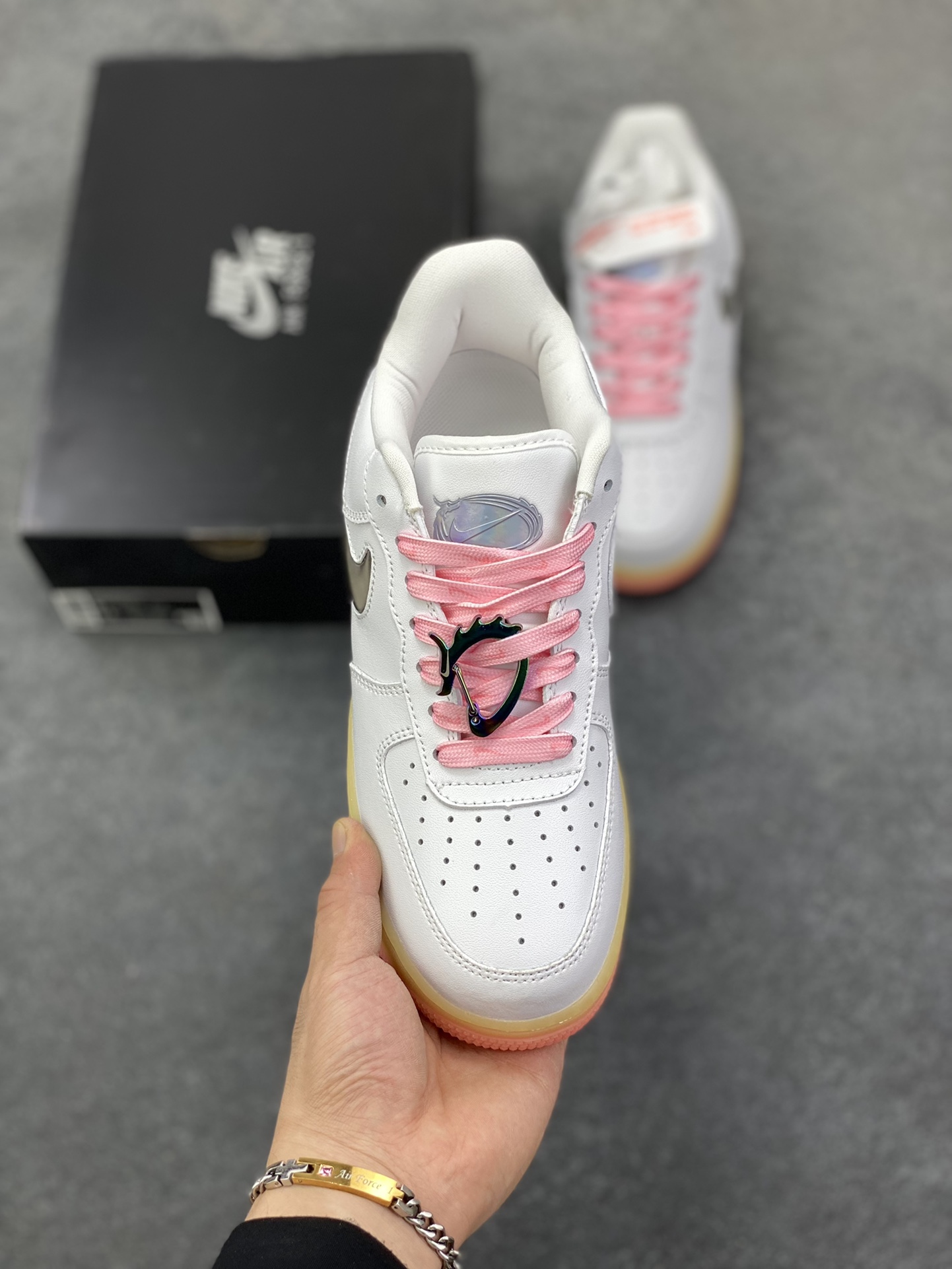 图片[2]-福利特价 Nk Air Force 1\’07 Low 镭射水晶 空军一号低帮休闲板鞋 原楦头原纸板 打造纯正空军版型#专注外贸渠道 全掌内置蜂窝气垫 #原盒配件 原厂中底钢印、拉帮完美 货号：FZ5741-191 尺码：36 36.5 37.5 38 38.5 39 40 40.5 41 42 42.5 43 44 44.5 45-选品中心