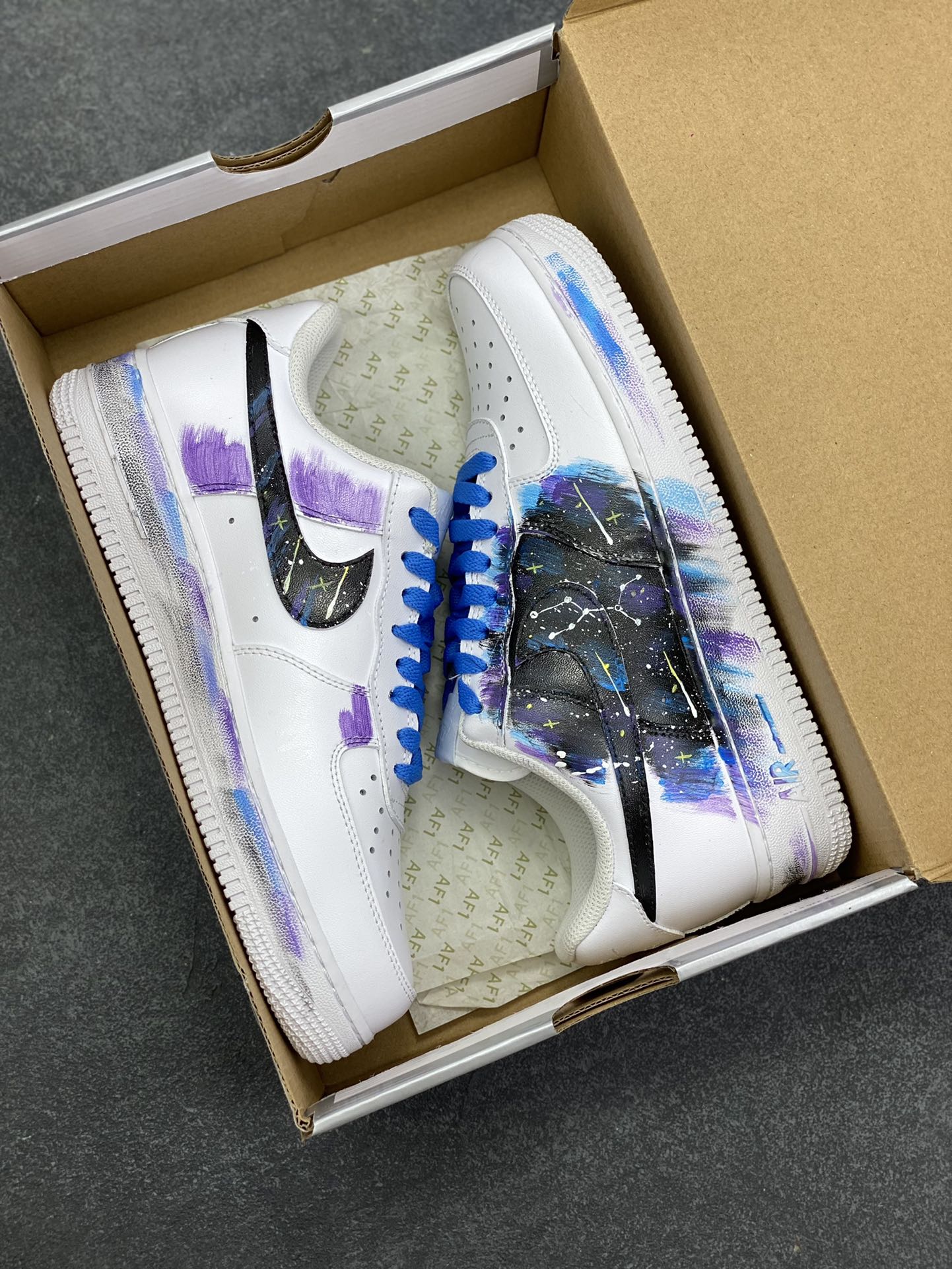 图片[9]-【定制球鞋】Nike Air Force 1 璀璨星辰 手绘 涂鸦 星空 舒适百搭 防滑 低帮 板鞋 男女同款 白蓝色折边针车 工艺难度大 原楦头原纸板 原装鞋盒 定制五金配件 内置全掌气垫 原厂鞋底 货号：CW2288-111 尺码：36 36.5 37.5 38 38.5 39 40 40.5 41 42 42.5 43 44 44.5 45-选品中心