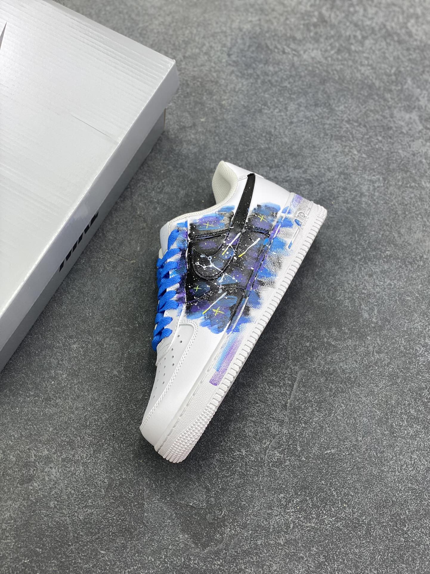 图片[7]-【定制球鞋】Nike Air Force 1 璀璨星辰 手绘 涂鸦 星空 舒适百搭 防滑 低帮 板鞋 男女同款 白蓝色折边针车 工艺难度大 原楦头原纸板 原装鞋盒 定制五金配件 内置全掌气垫 原厂鞋底 货号：CW2288-111 尺码：36 36.5 37.5 38 38.5 39 40 40.5 41 42 42.5 43 44 44.5 45-选品中心