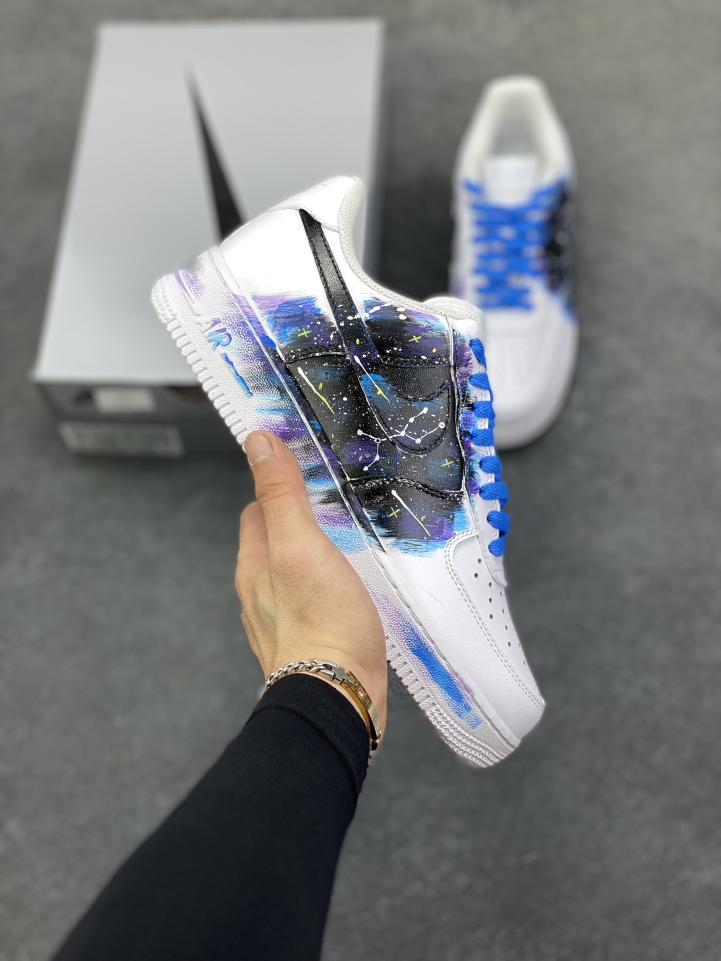 【定制球鞋】Nike Air Force 1 璀璨星辰 手绘 涂鸦 星空 舒适百搭 防滑 低帮 板鞋 男女同款 白蓝色折边针车 工艺难度大 原楦头原纸板 原装鞋盒 定制五金配件 内置全掌气垫 原厂鞋底 货号：CW2288-111 尺码：36 36.5 37.5 38 38.5 39 40 40.5 41 42 42.5 43 44 44.5 45-选品中心