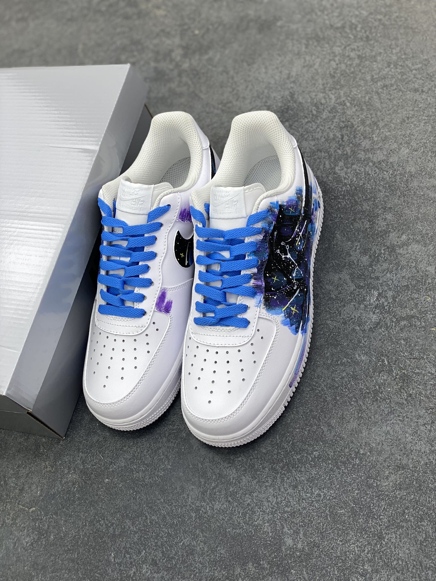 图片[8]-【定制球鞋】Nike Air Force 1 璀璨星辰 手绘 涂鸦 星空 舒适百搭 防滑 低帮 板鞋 男女同款 白蓝色折边针车 工艺难度大 原楦头原纸板 原装鞋盒 定制五金配件 内置全掌气垫 原厂鞋底 货号：CW2288-111 尺码：36 36.5 37.5 38 38.5 39 40 40.5 41 42 42.5 43 44 44.5 45-选品中心