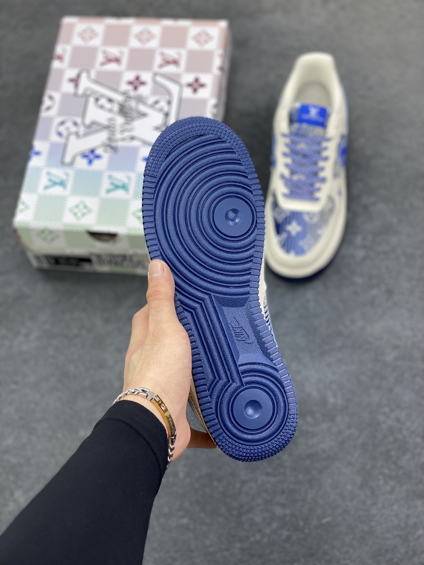 图片[5]-高端定制Nike Air Force 1 \’07 Low “路易威登LV联名— 米白蓝帆布印花” 高端定制 低帮休闲板鞋 定制鞋盒 大厂纯原品质出货 超高清洁度 皮料切割干净无任何毛边 细节完美 货号：XL1979-106 尺码：36 36.5 37.5 38 38.5 39 40 40.5 41 42 42.5 43 44 44.5 45-选品中心
