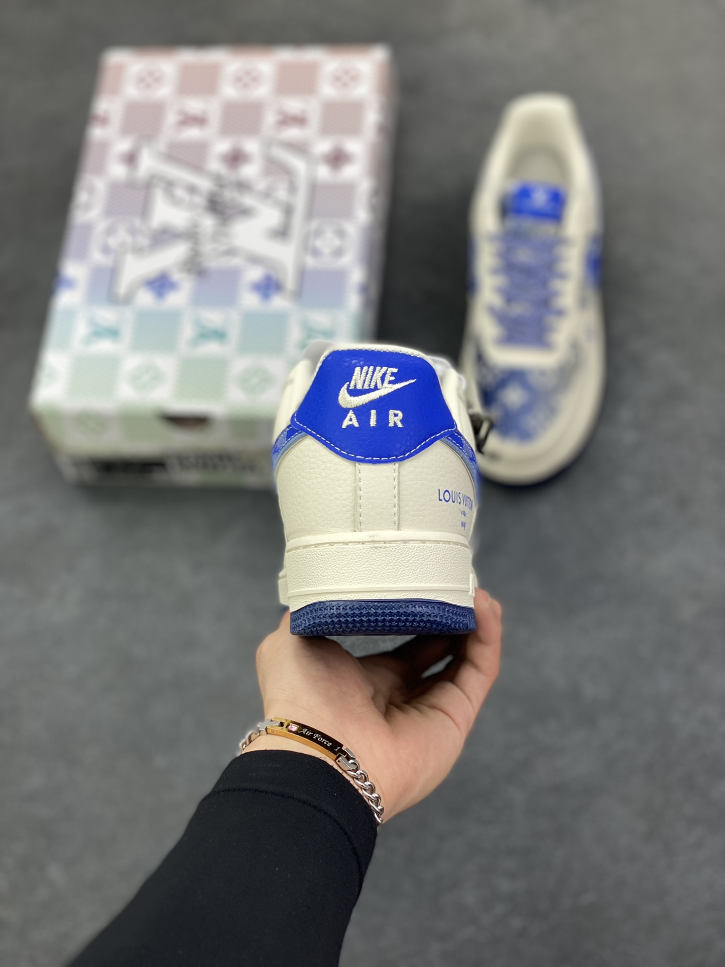 图片[4]-高端定制Nike Air Force 1 \’07 Low “路易威登LV联名— 米白蓝帆布印花” 高端定制 低帮休闲板鞋 定制鞋盒 大厂纯原品质出货 超高清洁度 皮料切割干净无任何毛边 细节完美 货号：XL1979-106 尺码：36 36.5 37.5 38 38.5 39 40 40.5 41 42 42.5 43 44 44.5 45-选品中心