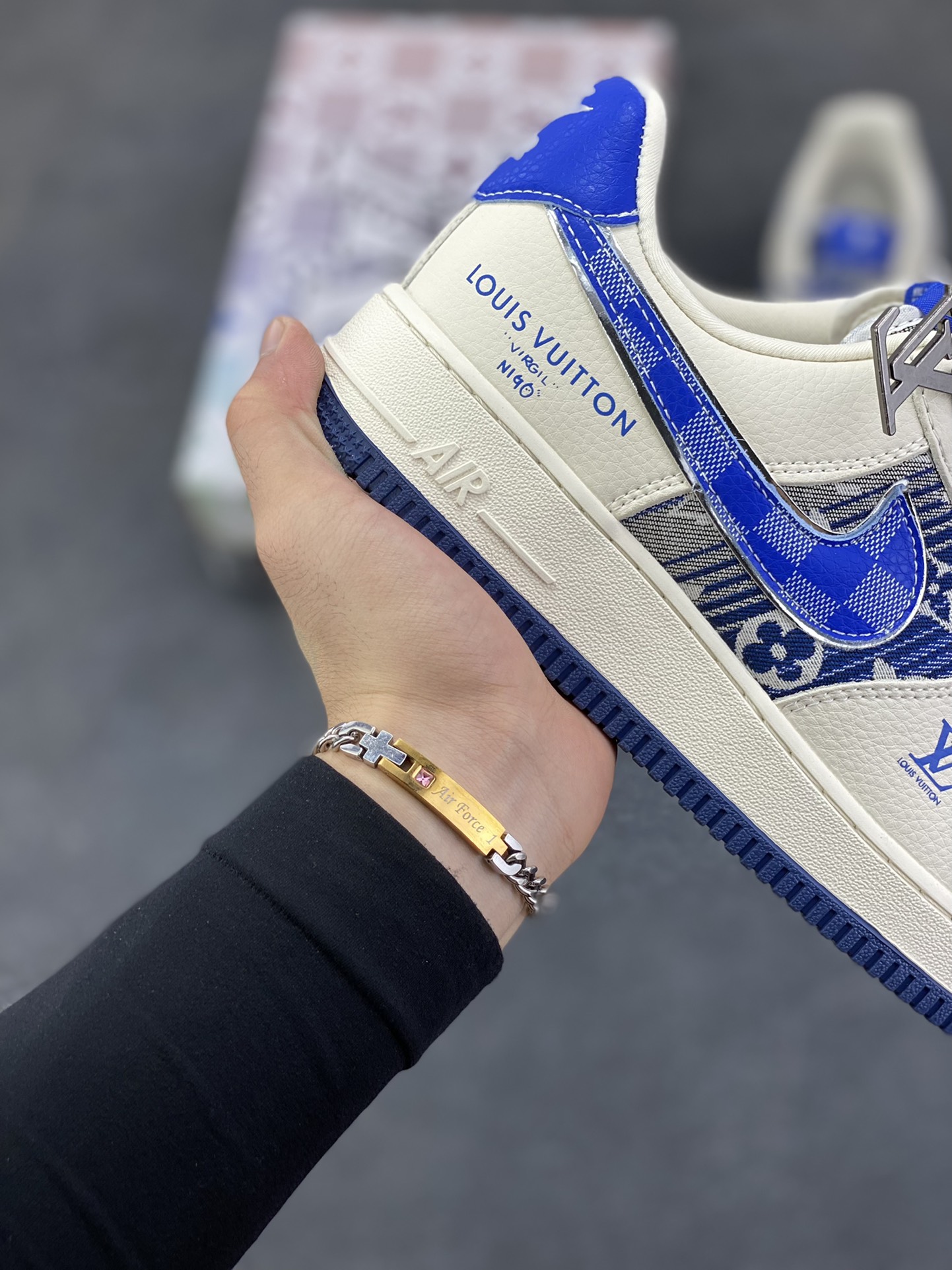 图片[6]-高端定制Nike Air Force 1 \’07 Low “路易威登LV联名— 米白蓝帆布印花” 高端定制 低帮休闲板鞋 定制鞋盒 大厂纯原品质出货 超高清洁度 皮料切割干净无任何毛边 细节完美 货号：XL1979-106 尺码：36 36.5 37.5 38 38.5 39 40 40.5 41 42 42.5 43 44 44.5 45-选品中心