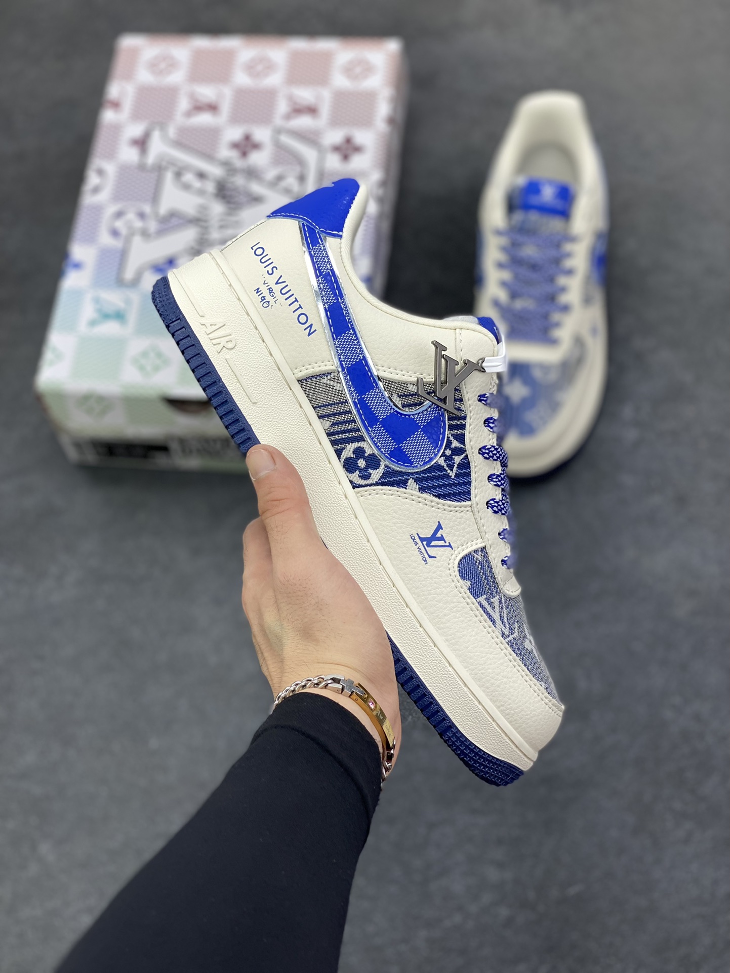 高端定制Nike Air Force 1 \'07 Low “路易威登LV联名--- 米白蓝帆布印花” 高端定制 低帮休闲板鞋 定制鞋盒 大厂纯原品质出货 超高清洁度 皮料切割干净无任何毛边 细节完美 货号：XL1979-106 尺码：36 36.5 37.5 38 38.5 39 40 40.5 41 42 42.5 43 44 44.5 45-选品中心