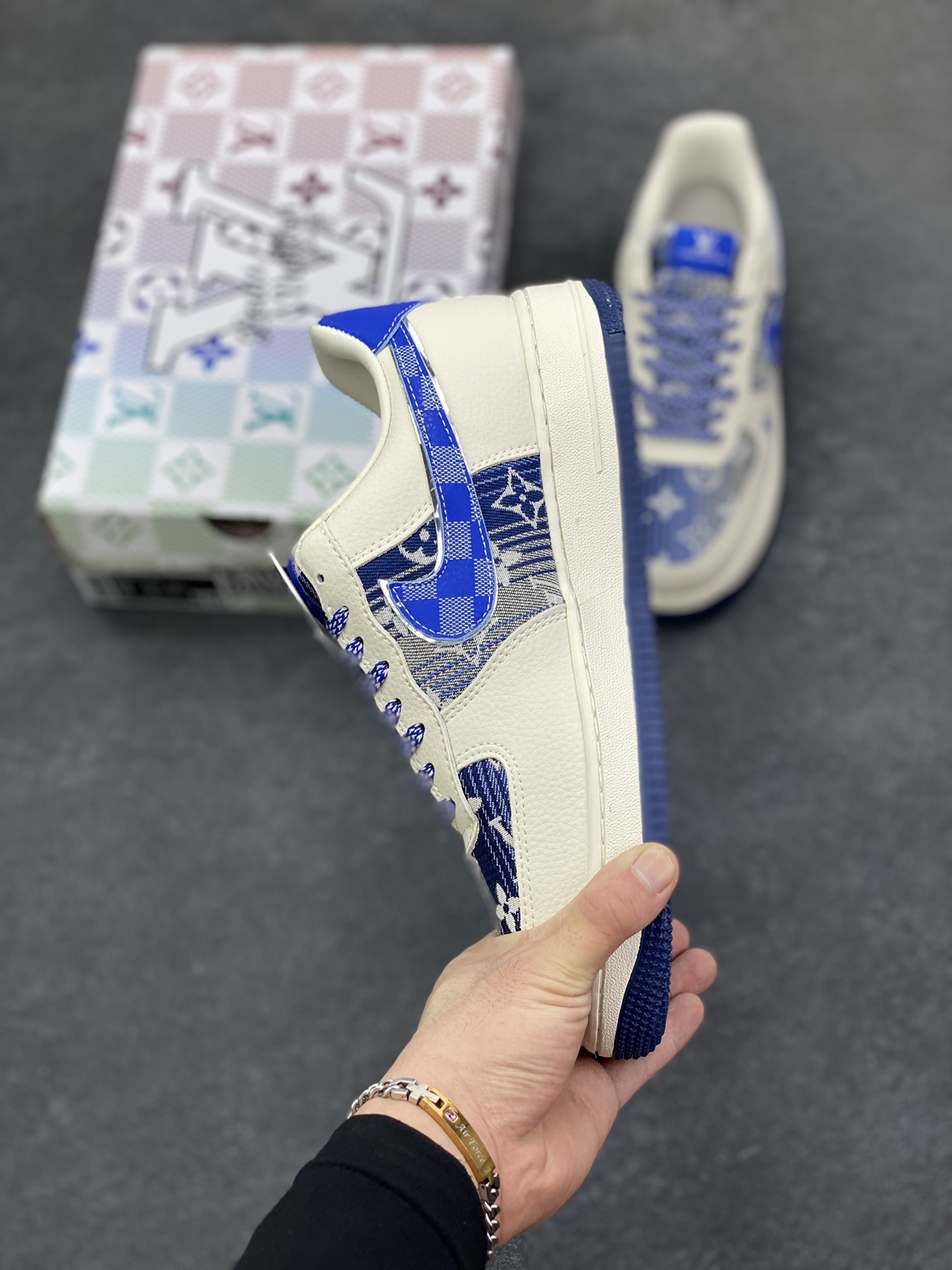 图片[3]-高端定制Nike Air Force 1 \’07 Low “路易威登LV联名— 米白蓝帆布印花” 高端定制 低帮休闲板鞋 定制鞋盒 大厂纯原品质出货 超高清洁度 皮料切割干净无任何毛边 细节完美 货号：XL1979-106 尺码：36 36.5 37.5 38 38.5 39 40 40.5 41 42 42.5 43 44 44.5 45-选品中心