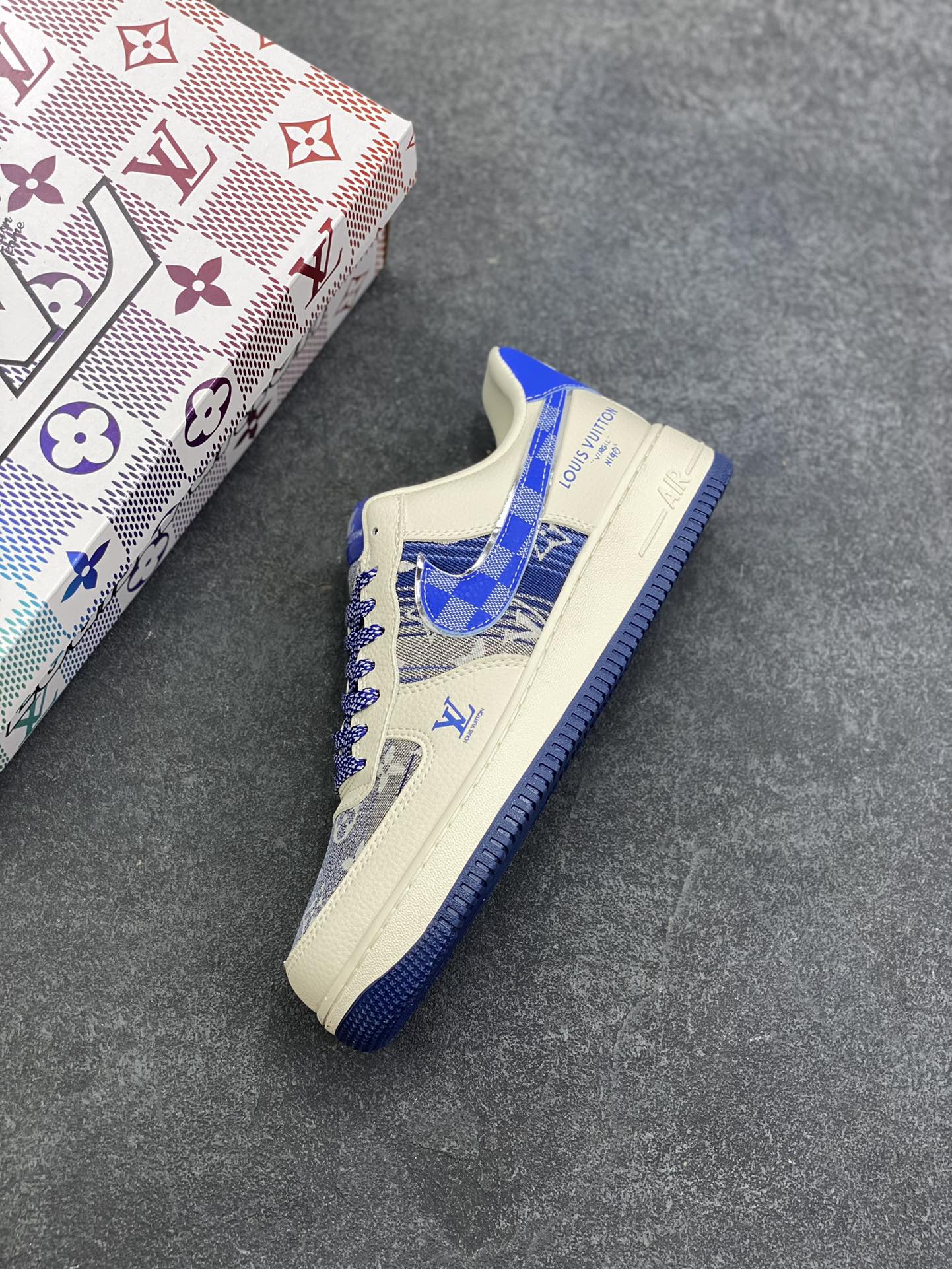 图片[7]-高端定制Nike Air Force 1 \’07 Low “路易威登LV联名— 米白蓝帆布印花” 高端定制 低帮休闲板鞋 定制鞋盒 大厂纯原品质出货 超高清洁度 皮料切割干净无任何毛边 细节完美 货号：XL1979-106 尺码：36 36.5 37.5 38 38.5 39 40 40.5 41 42 42.5 43 44 44.5 45-选品中心
