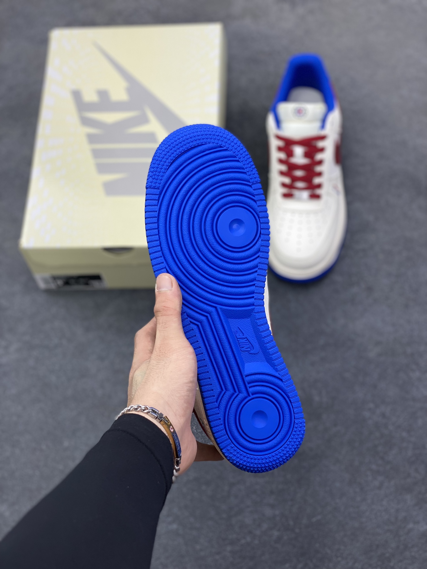 图片[5]-Nike Air Force 1 \’07 Low “NBA联名——快船米蓝红”空军一号 低帮 运动鞋 休闲鞋 折边针车 工艺难度大 原楦头原纸板 原装鞋盒 定制五金配件 内置全掌气垫 原厂鞋底 货号：QW5606-274 尺码：36 36.5 37.5 38 38.5 39 40 40.5 41 42 42.5 43 44 44.5 45-选品中心