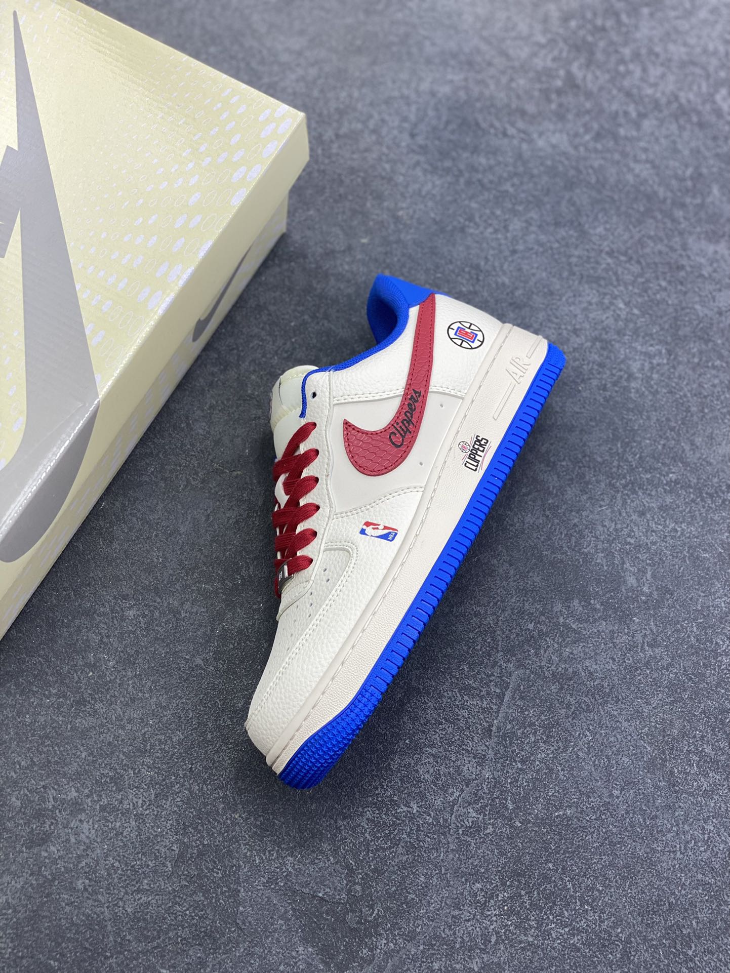 图片[7]-Nike Air Force 1 \’07 Low “NBA联名——快船米蓝红”空军一号 低帮 运动鞋 休闲鞋 折边针车 工艺难度大 原楦头原纸板 原装鞋盒 定制五金配件 内置全掌气垫 原厂鞋底 货号：QW5606-274 尺码：36 36.5 37.5 38 38.5 39 40 40.5 41 42 42.5 43 44 44.5 45-选品中心