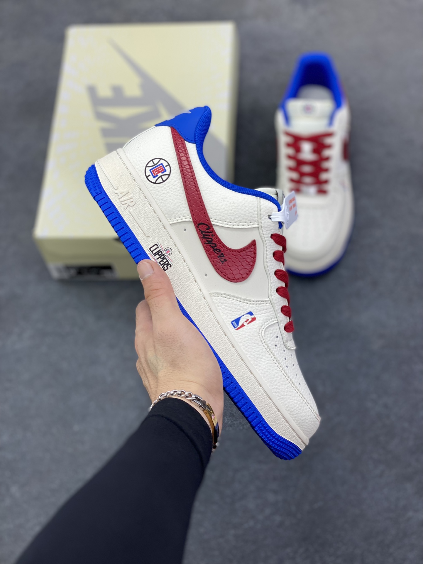 Nike Air Force 1 \'07 Low “NBA联名——快船米蓝红”空军一号 低帮 运动鞋 休闲鞋 折边针车 工艺难度大 原楦头原纸板 原装鞋盒 定制五金配件 内置全掌气垫 原厂鞋底 货号：QW5606-274 尺码：36 36.5 37.5 38 38.5 39 40 40.5 41 42 42.5 43 44 44.5 45-选品中心