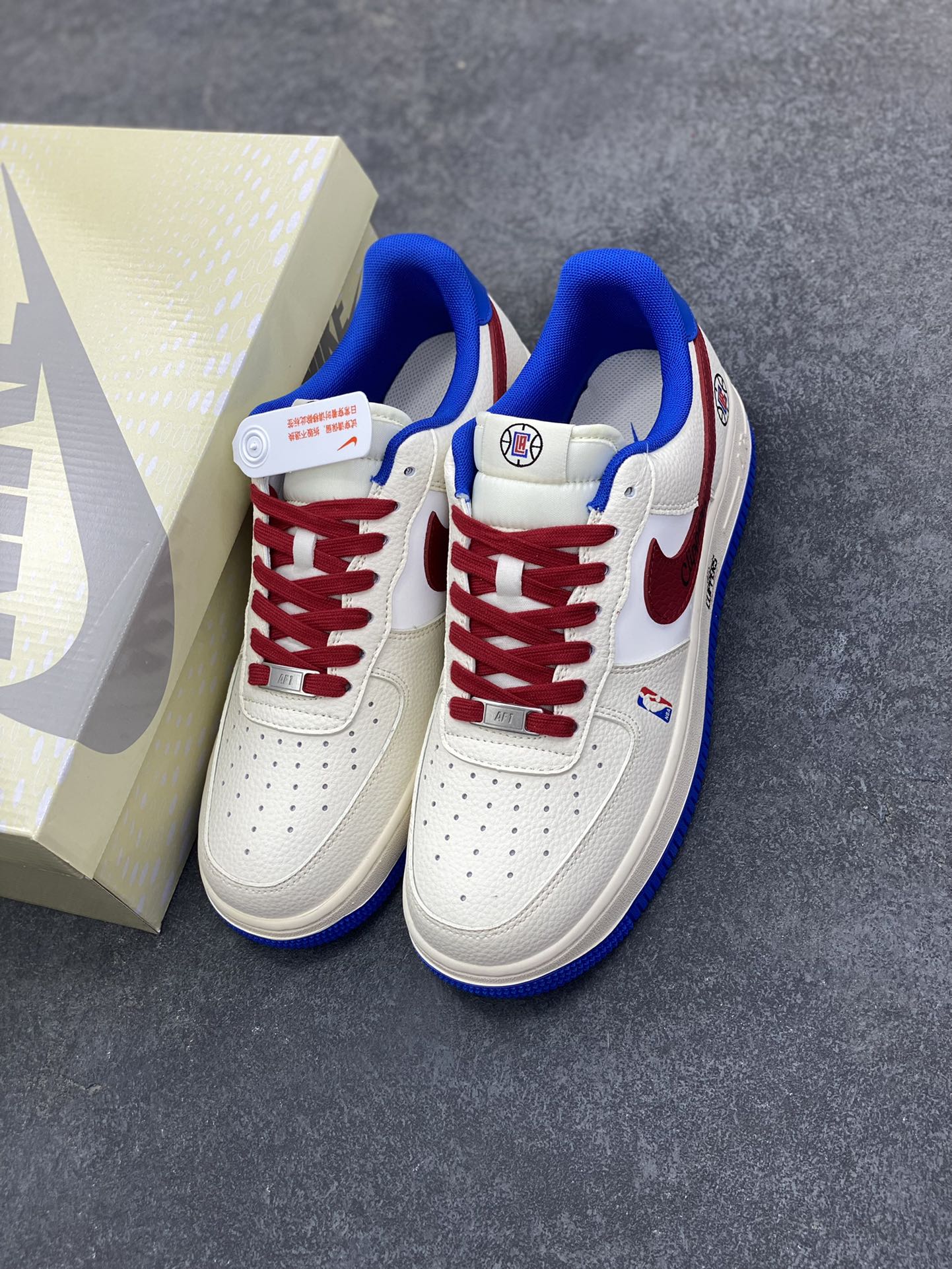 图片[8]-Nike Air Force 1 \’07 Low “NBA联名——快船米蓝红”空军一号 低帮 运动鞋 休闲鞋 折边针车 工艺难度大 原楦头原纸板 原装鞋盒 定制五金配件 内置全掌气垫 原厂鞋底 货号：QW5606-274 尺码：36 36.5 37.5 38 38.5 39 40 40.5 41 42 42.5 43 44 44.5 45-选品中心