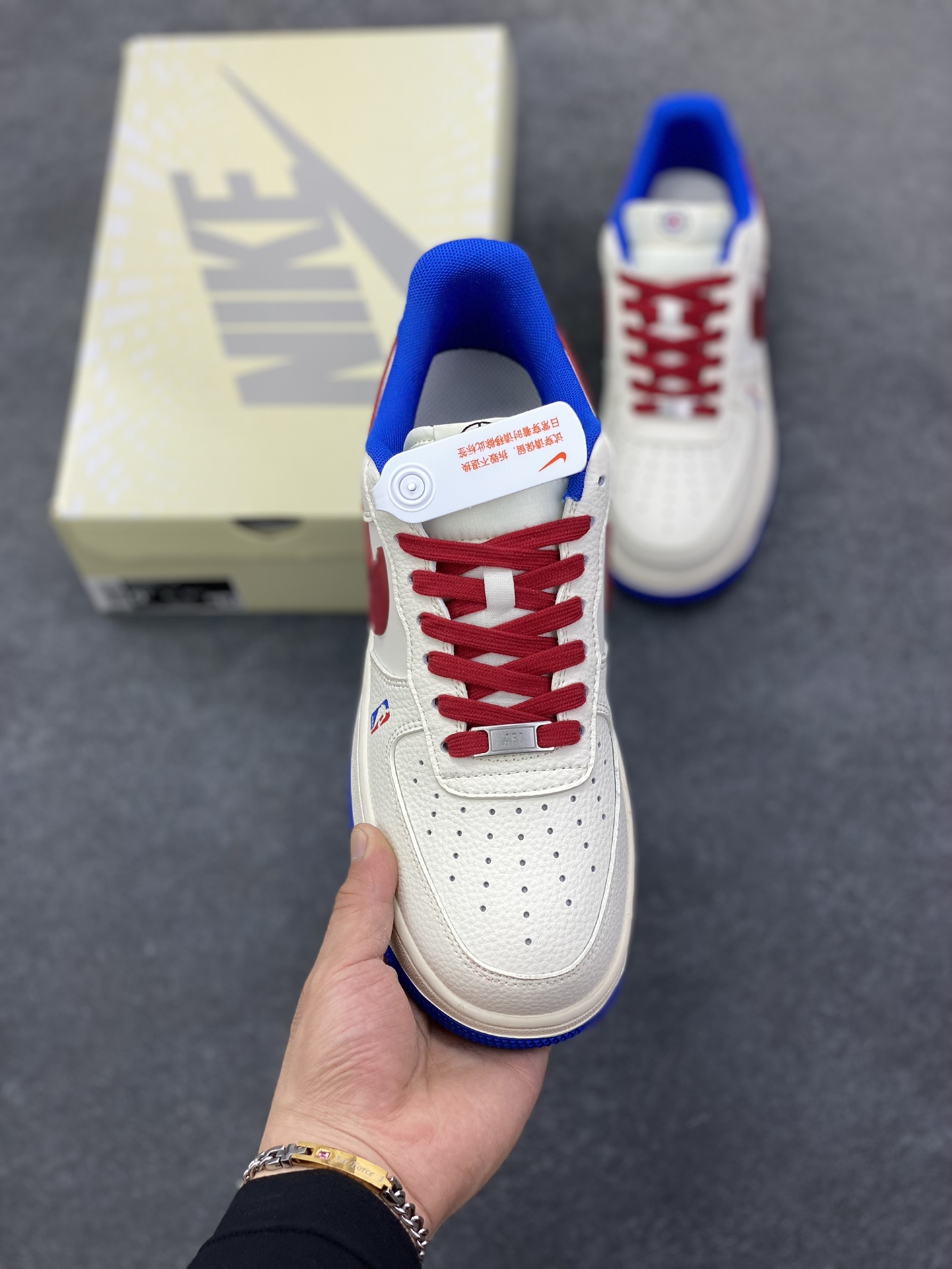 图片[2]-Nike Air Force 1 \’07 Low “NBA联名——快船米蓝红”空军一号 低帮 运动鞋 休闲鞋 折边针车 工艺难度大 原楦头原纸板 原装鞋盒 定制五金配件 内置全掌气垫 原厂鞋底 货号：QW5606-274 尺码：36 36.5 37.5 38 38.5 39 40 40.5 41 42 42.5 43 44 44.5 45-选品中心