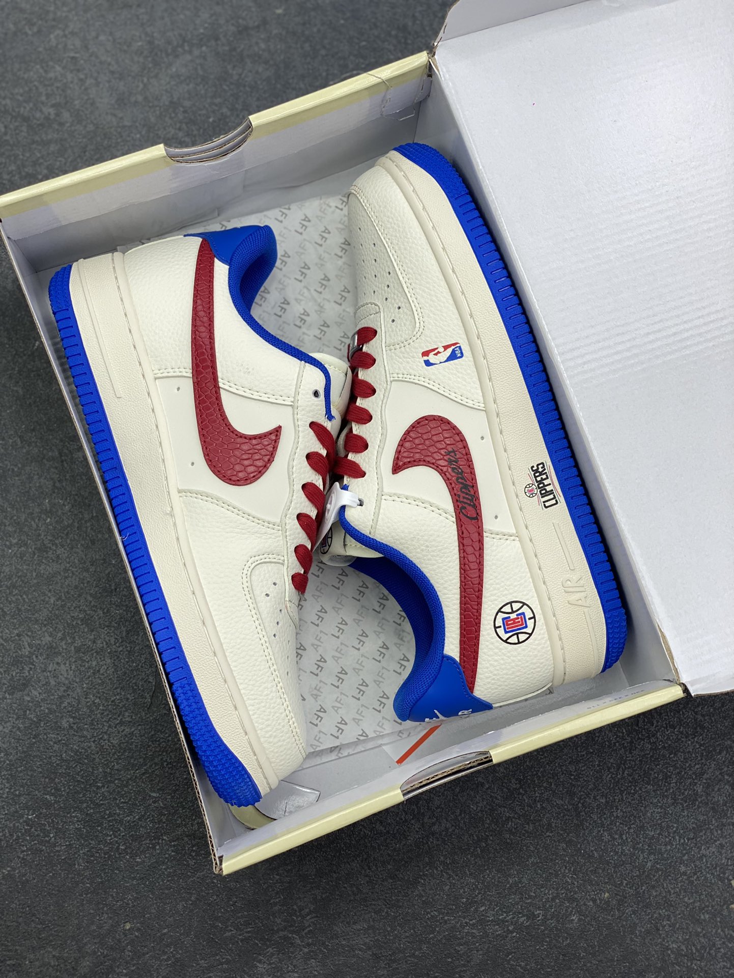 图片[9]-Nike Air Force 1 \’07 Low “NBA联名——快船米蓝红”空军一号 低帮 运动鞋 休闲鞋 折边针车 工艺难度大 原楦头原纸板 原装鞋盒 定制五金配件 内置全掌气垫 原厂鞋底 货号：QW5606-274 尺码：36 36.5 37.5 38 38.5 39 40 40.5 41 42 42.5 43 44 44.5 45-选品中心