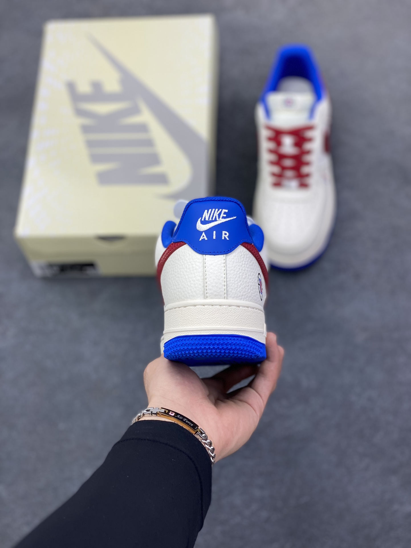 图片[4]-Nike Air Force 1 \’07 Low “NBA联名——快船米蓝红”空军一号 低帮 运动鞋 休闲鞋 折边针车 工艺难度大 原楦头原纸板 原装鞋盒 定制五金配件 内置全掌气垫 原厂鞋底 货号：QW5606-274 尺码：36 36.5 37.5 38 38.5 39 40 40.5 41 42 42.5 43 44 44.5 45-选品中心