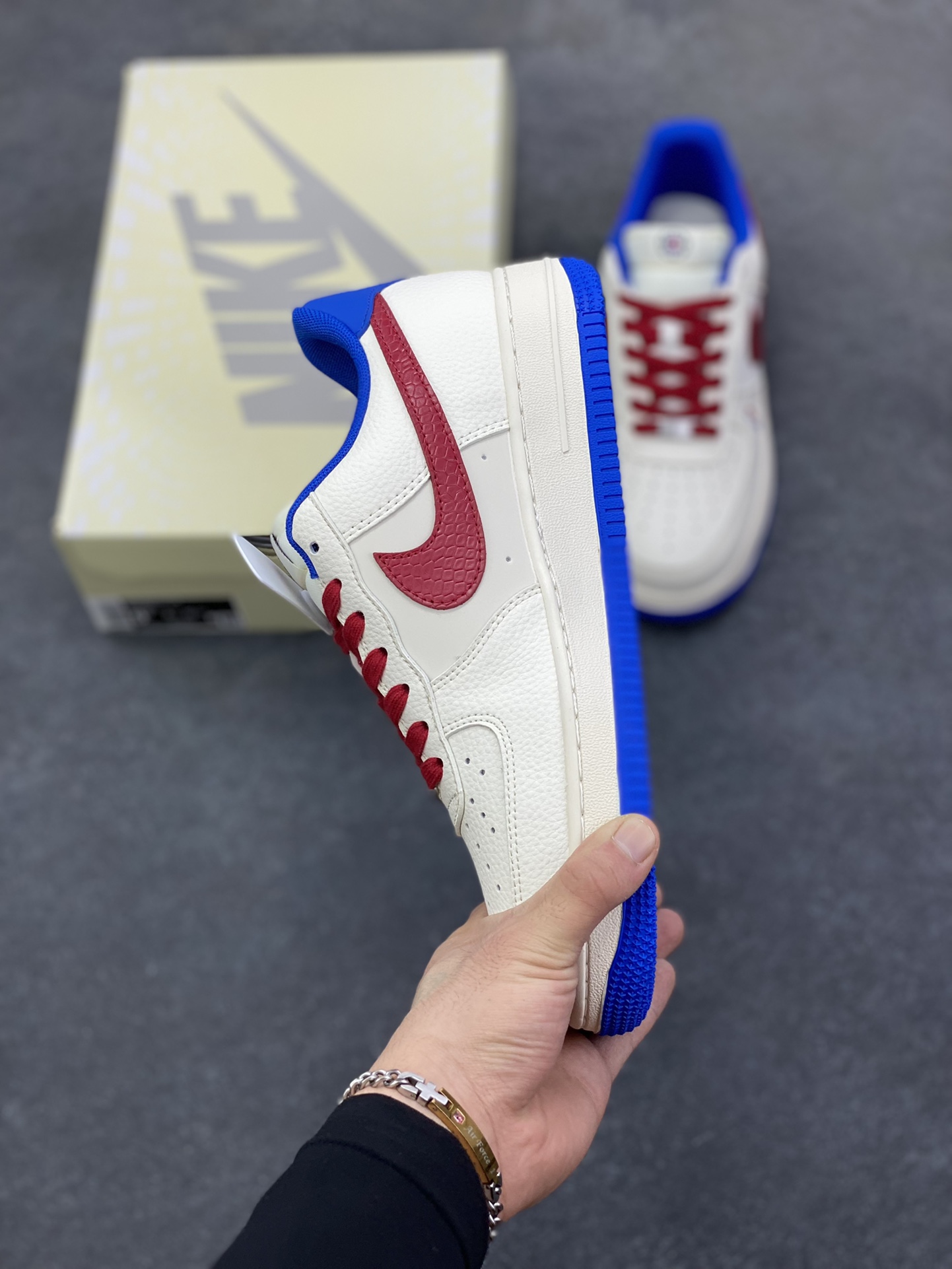 图片[3]-Nike Air Force 1 \’07 Low “NBA联名——快船米蓝红”空军一号 低帮 运动鞋 休闲鞋 折边针车 工艺难度大 原楦头原纸板 原装鞋盒 定制五金配件 内置全掌气垫 原厂鞋底 货号：QW5606-274 尺码：36 36.5 37.5 38 38.5 39 40 40.5 41 42 42.5 43 44 44.5 45-选品中心