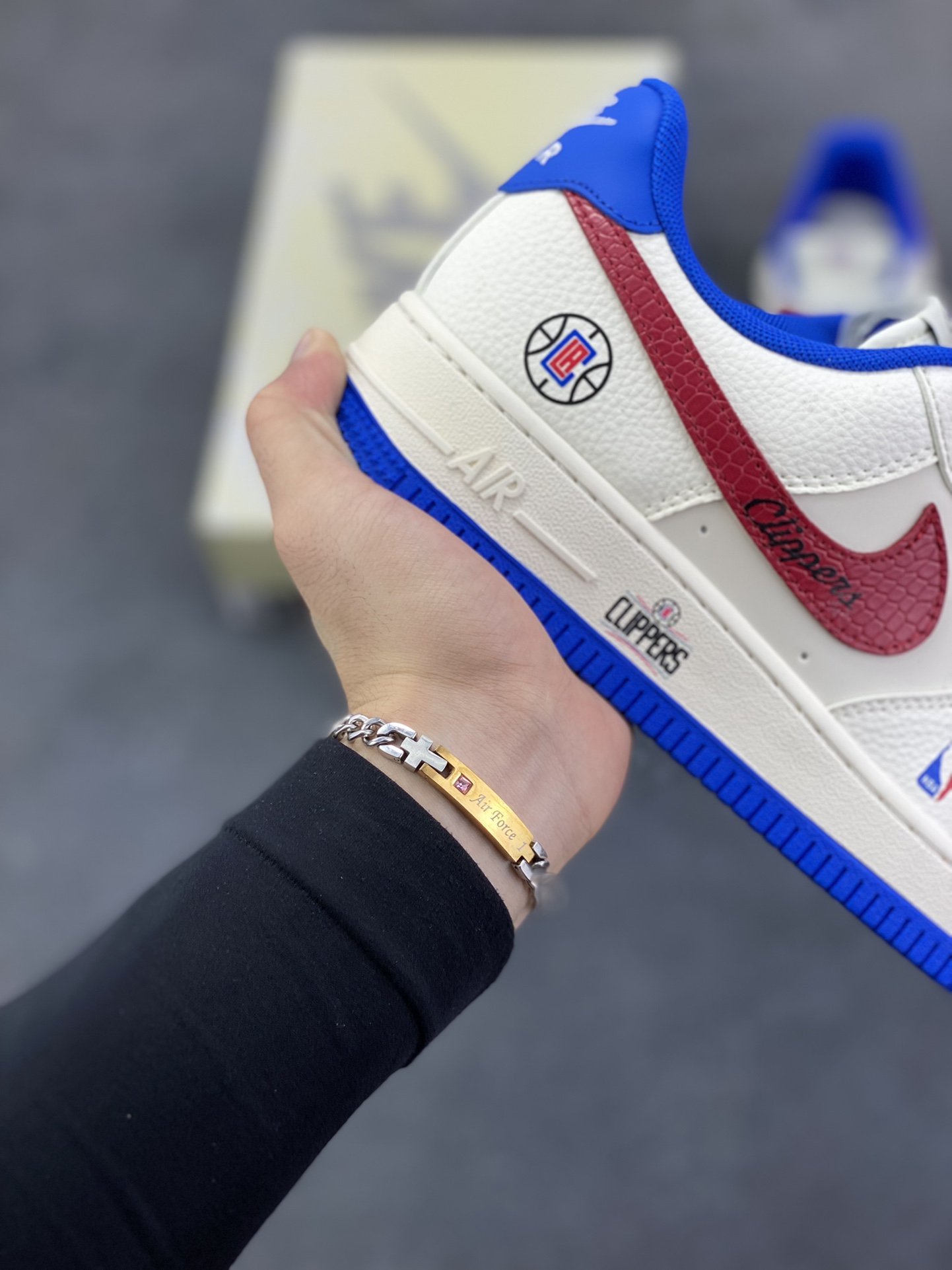 图片[6]-Nike Air Force 1 \’07 Low “NBA联名——快船米蓝红”空军一号 低帮 运动鞋 休闲鞋 折边针车 工艺难度大 原楦头原纸板 原装鞋盒 定制五金配件 内置全掌气垫 原厂鞋底 货号：QW5606-274 尺码：36 36.5 37.5 38 38.5 39 40 40.5 41 42 42.5 43 44 44.5 45-选品中心