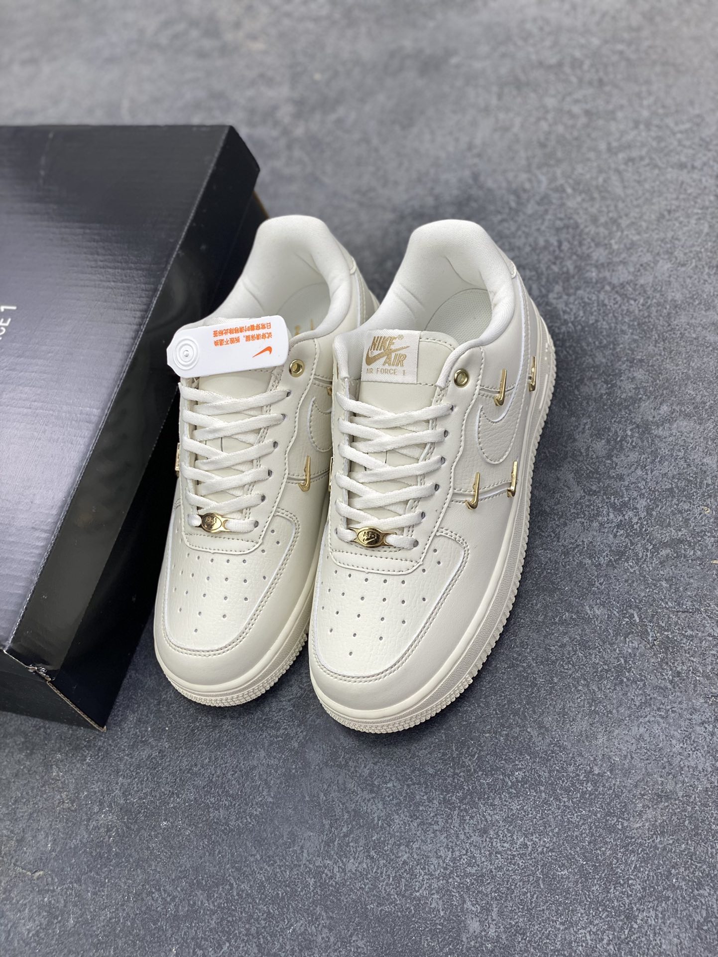 图片[8]-福利特价 Air Force 1 Nike Low 小金勾 原楦头原纸板 打造纯正空军版型 专注外贸渠道 全掌内置蜂窝气垫 #原盒配件 原厂中底钢印、拉帮完美 货号：FV3654-111 尺码：36 36.5 37.5 38 38.5 39 40 40.5 41 42 42.5 43 44 44.5 45-选品中心