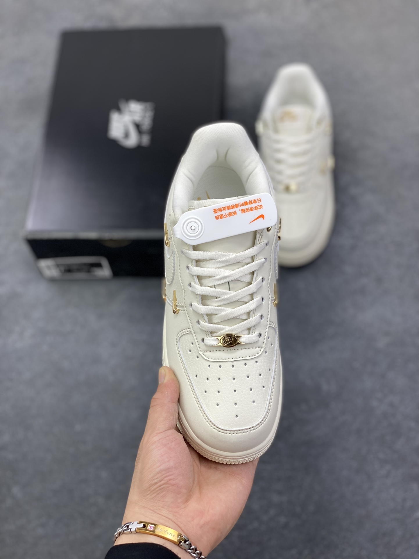 图片[2]-福利特价 Air Force 1 Nike Low 小金勾 原楦头原纸板 打造纯正空军版型 专注外贸渠道 全掌内置蜂窝气垫 #原盒配件 原厂中底钢印、拉帮完美 货号：FV3654-111 尺码：36 36.5 37.5 38 38.5 39 40 40.5 41 42 42.5 43 44 44.5 45-选品中心