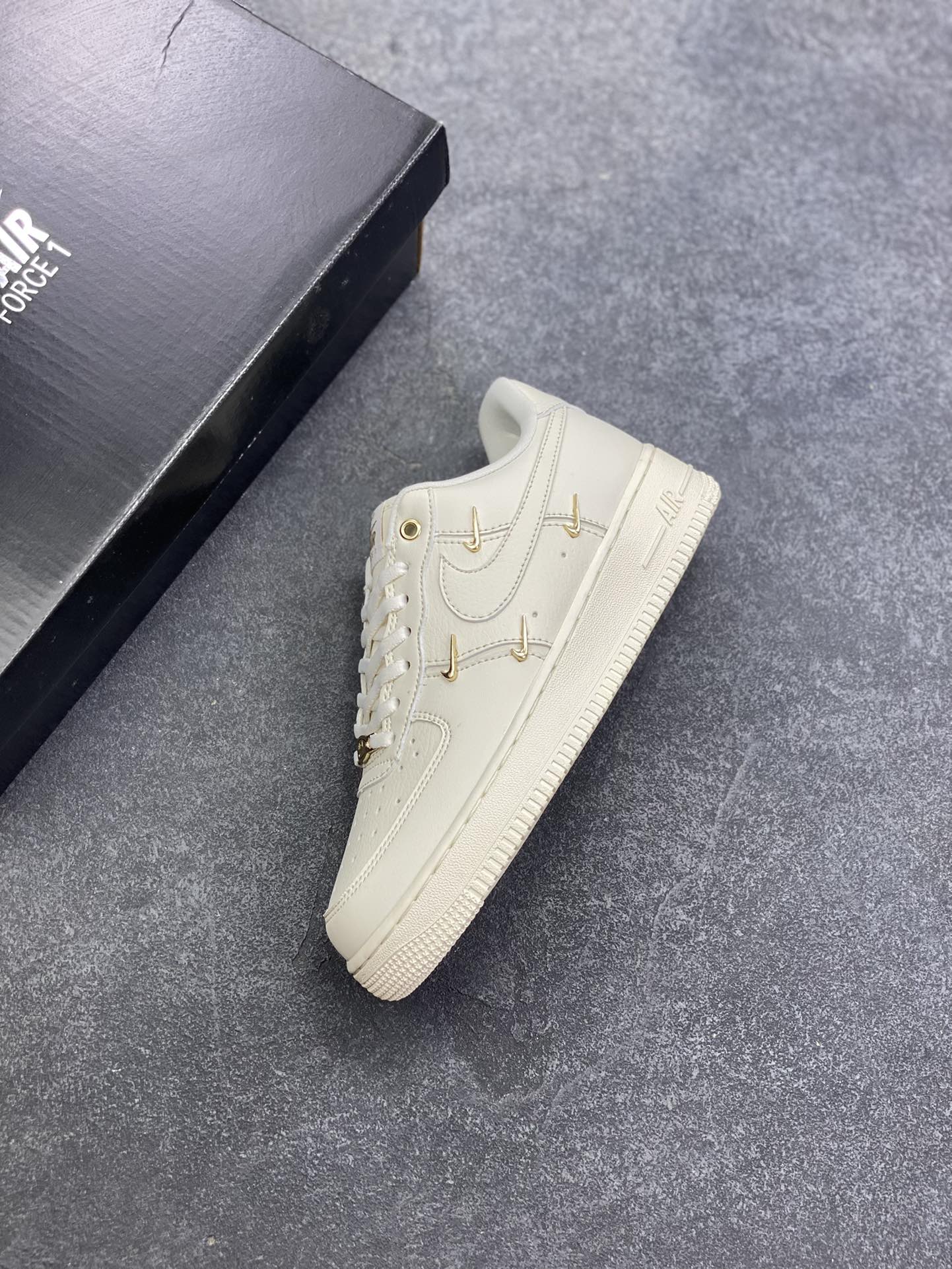 图片[7]-福利特价 Air Force 1 Nike Low 小金勾 原楦头原纸板 打造纯正空军版型 专注外贸渠道 全掌内置蜂窝气垫 #原盒配件 原厂中底钢印、拉帮完美 货号：FV3654-111 尺码：36 36.5 37.5 38 38.5 39 40 40.5 41 42 42.5 43 44 44.5 45-选品中心