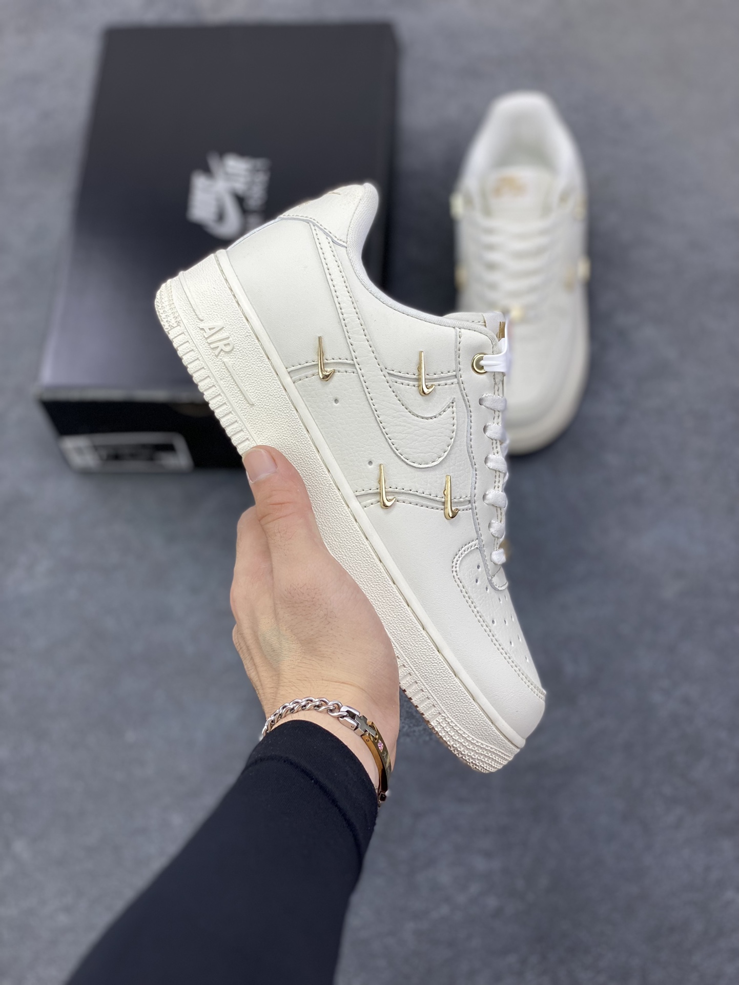 福利特价 Air Force 1 Nike Low 小金勾 原楦头原纸板 打造纯正空军版型 专注外贸渠道 全掌内置蜂窝气垫 #原盒配件 原厂中底钢印、拉帮完美 货号：FV3654-111 尺码：36 36.5 37.5 38 38.5 39 40 40.5 41 42 42.5 43 44 44.5 45-选品中心