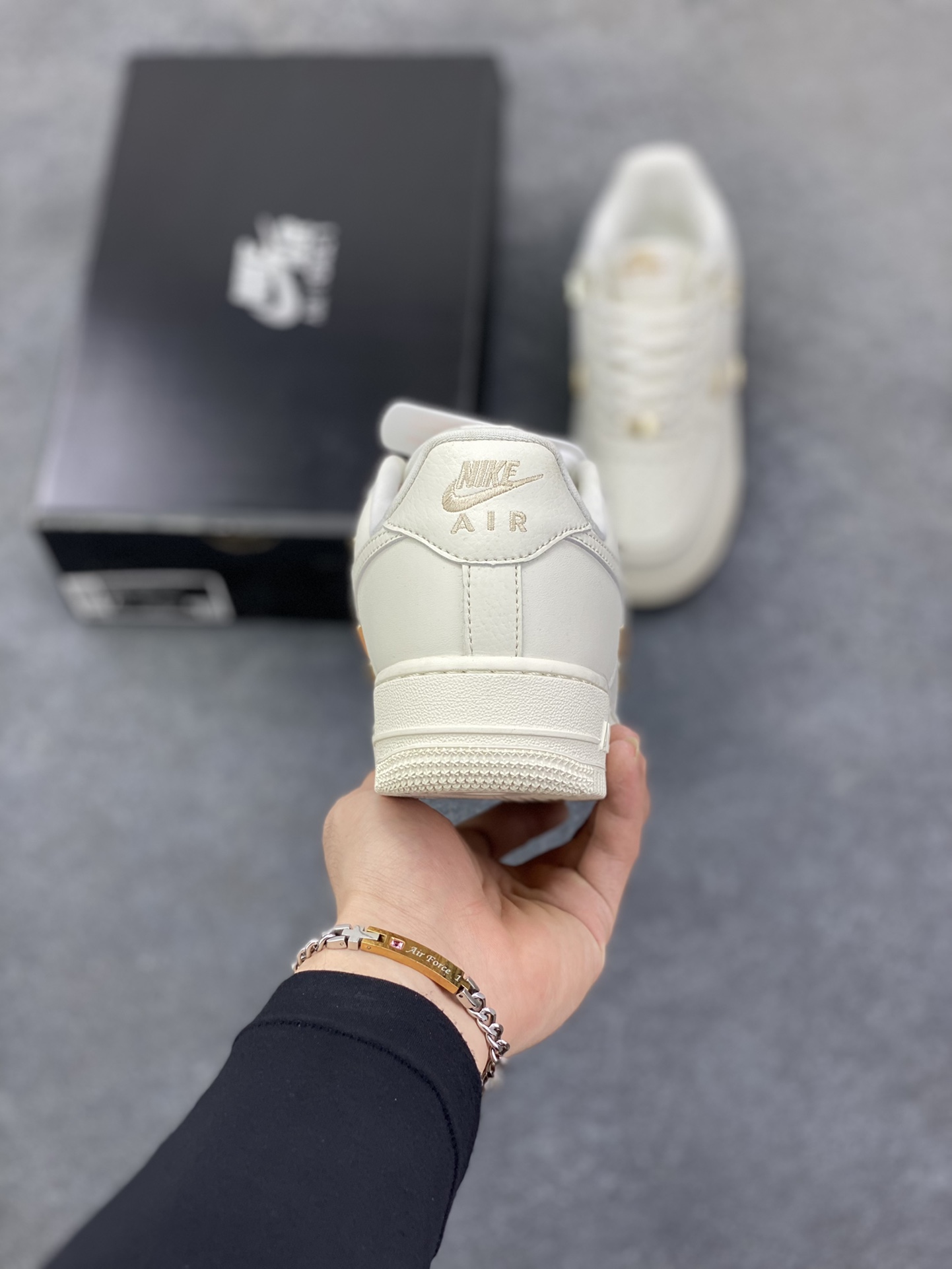 图片[4]-福利特价 Air Force 1 Nike Low 小金勾 原楦头原纸板 打造纯正空军版型 专注外贸渠道 全掌内置蜂窝气垫 #原盒配件 原厂中底钢印、拉帮完美 货号：FV3654-111 尺码：36 36.5 37.5 38 38.5 39 40 40.5 41 42 42.5 43 44 44.5 45-选品中心