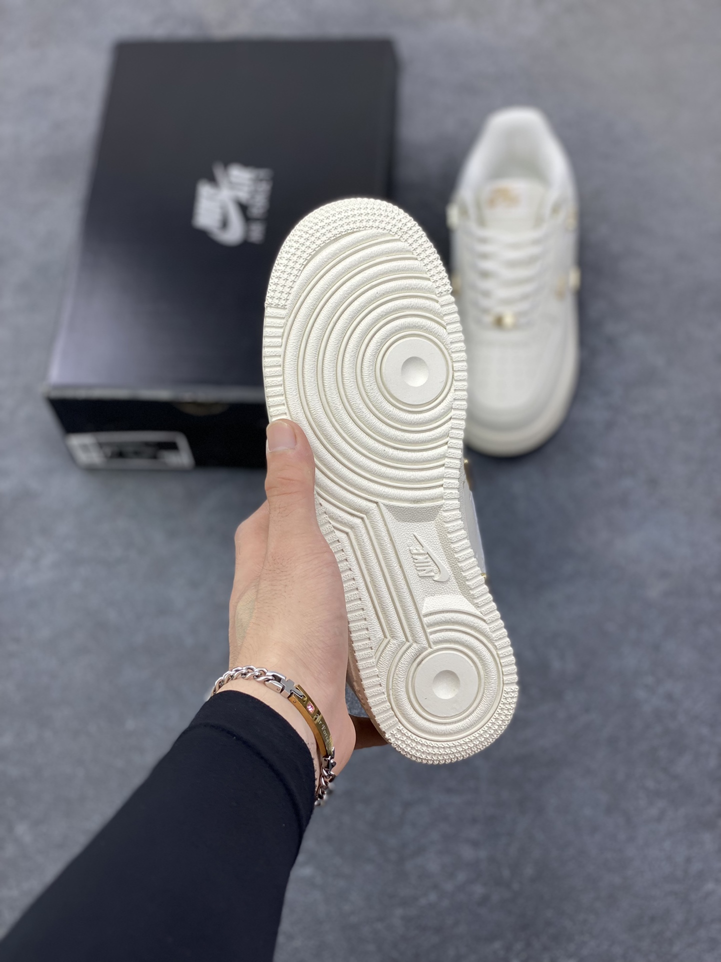 图片[5]-福利特价 Air Force 1 Nike Low 小金勾 原楦头原纸板 打造纯正空军版型 专注外贸渠道 全掌内置蜂窝气垫 #原盒配件 原厂中底钢印、拉帮完美 货号：FV3654-111 尺码：36 36.5 37.5 38 38.5 39 40 40.5 41 42 42.5 43 44 44.5 45-选品中心
