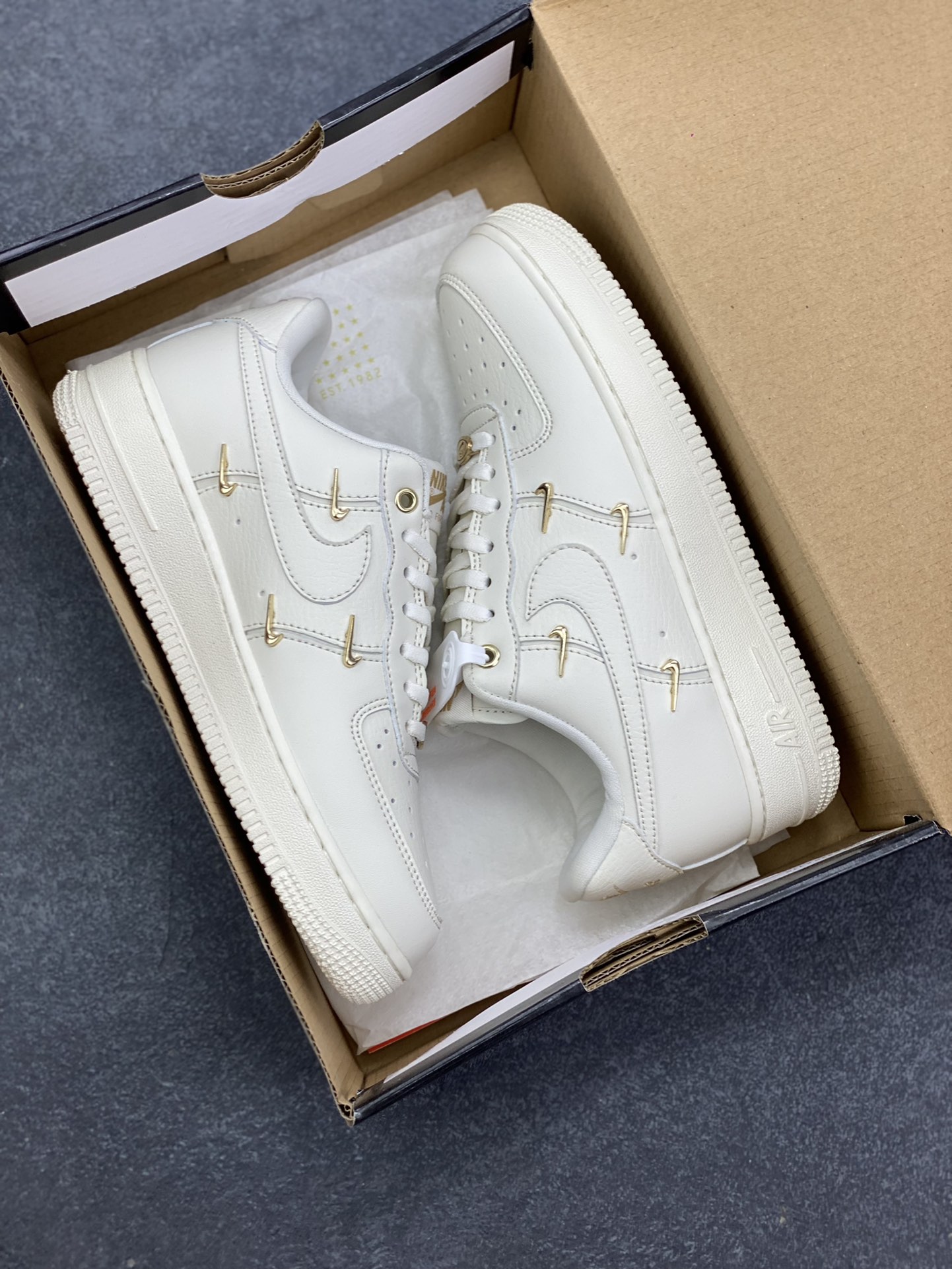 图片[9]-福利特价 Air Force 1 Nike Low 小金勾 原楦头原纸板 打造纯正空军版型 专注外贸渠道 全掌内置蜂窝气垫 #原盒配件 原厂中底钢印、拉帮完美 货号：FV3654-111 尺码：36 36.5 37.5 38 38.5 39 40 40.5 41 42 42.5 43 44 44.5 45-选品中心