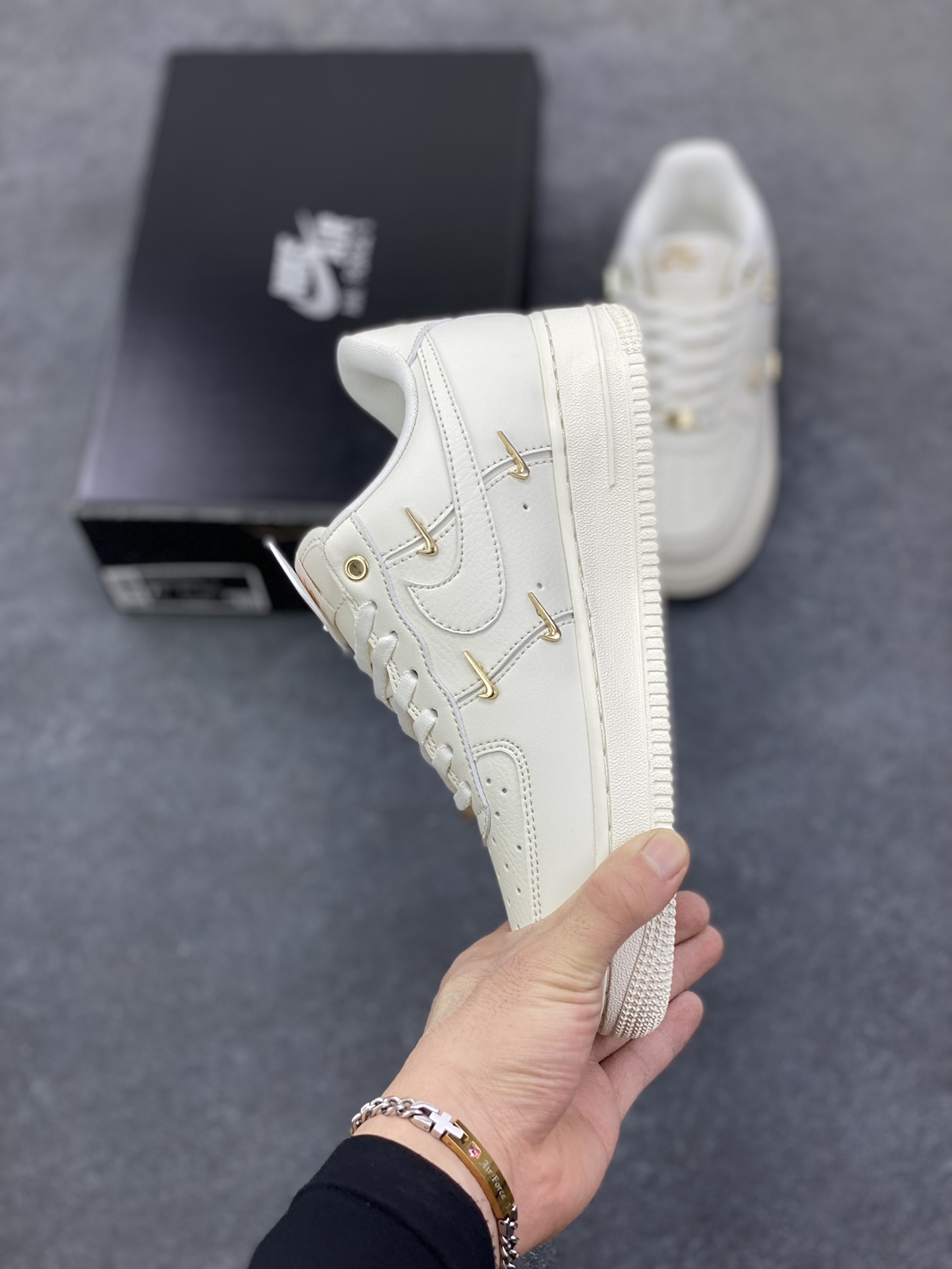 图片[3]-福利特价 Air Force 1 Nike Low 小金勾 原楦头原纸板 打造纯正空军版型 专注外贸渠道 全掌内置蜂窝气垫 #原盒配件 原厂中底钢印、拉帮完美 货号：FV3654-111 尺码：36 36.5 37.5 38 38.5 39 40 40.5 41 42 42.5 43 44 44.5 45-选品中心